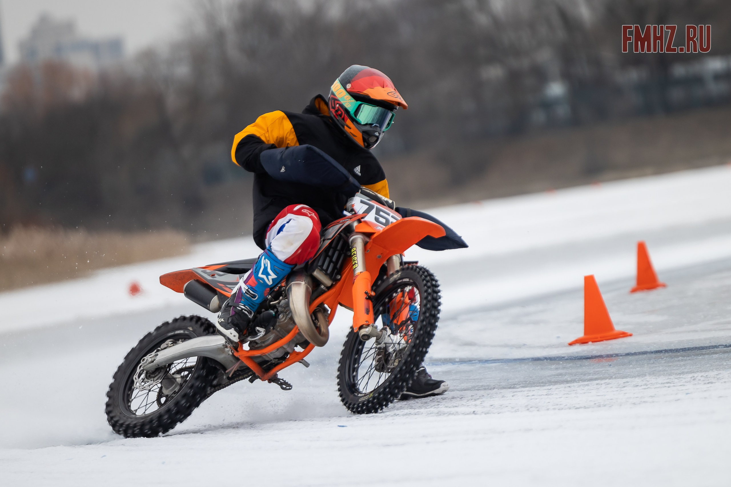 Первый этап Кубка МФР по мотокроссу на льду Большого Крылатского пруда в Москве. 8 февраля 2025 г. Фотограф Владимир Охрименко