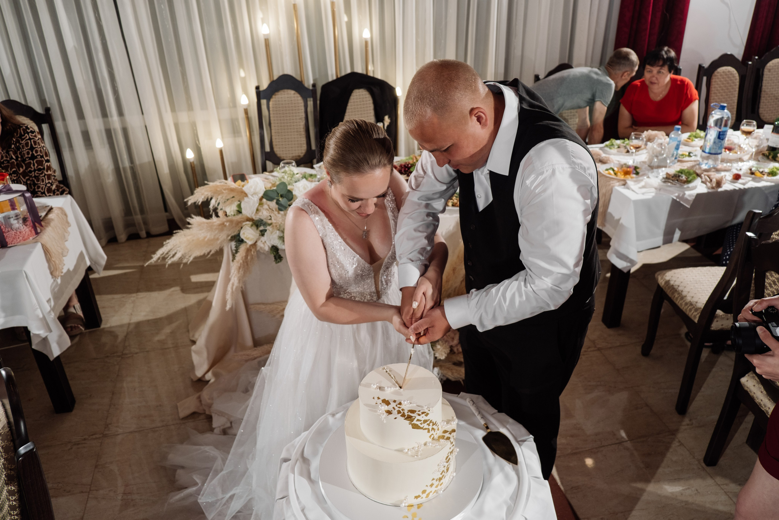 Свадебный ретопртаж. Профессиональная фотосъемка в Крыму. Натуральные эмоции и живые кадры. Забронируйте дату прямо сейчас!