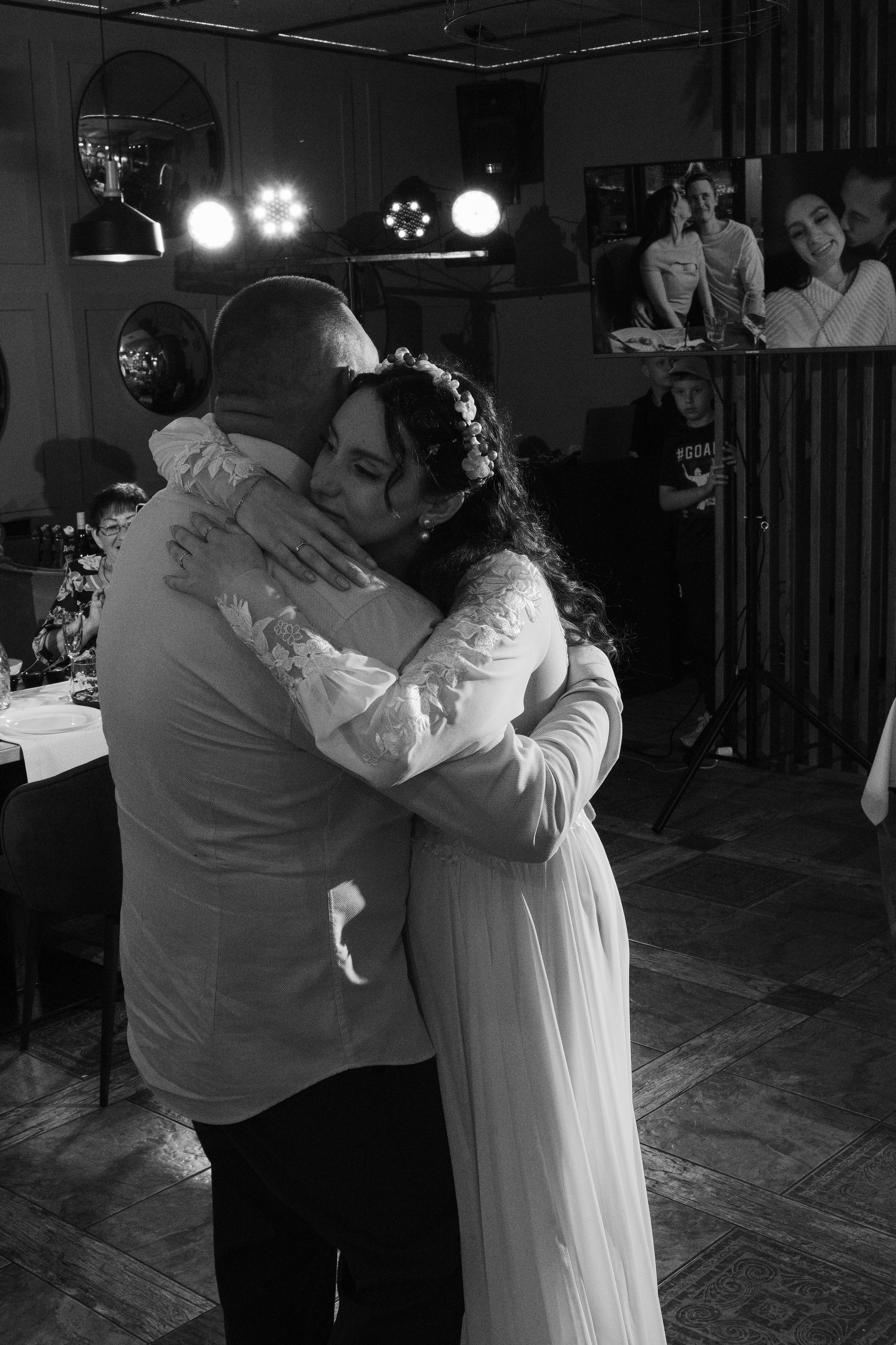 О+Д (ЗАГС, прогулка Центр и Парк Победы, банкет). Профессиональная фотосъемка в Крыму. Натуральные эмоции и живые кадры. Забронируйте дату прямо сейчас!