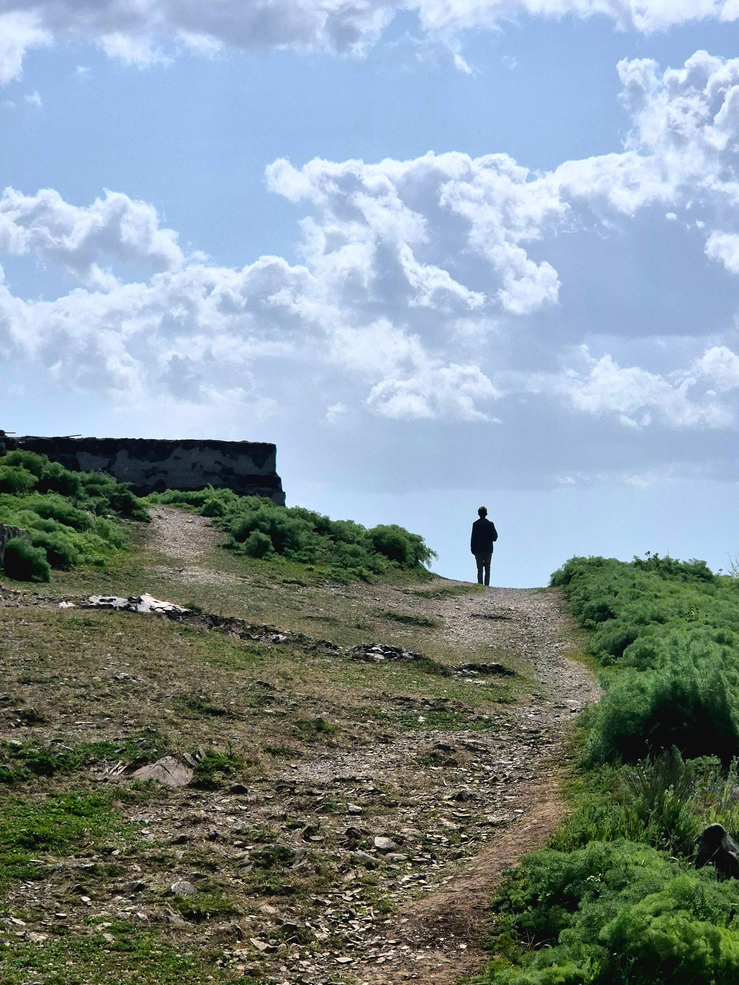 А уже через час внизу мы встретили целую кучу туристических групп, прибывавших автобусами, машинами и минибасами