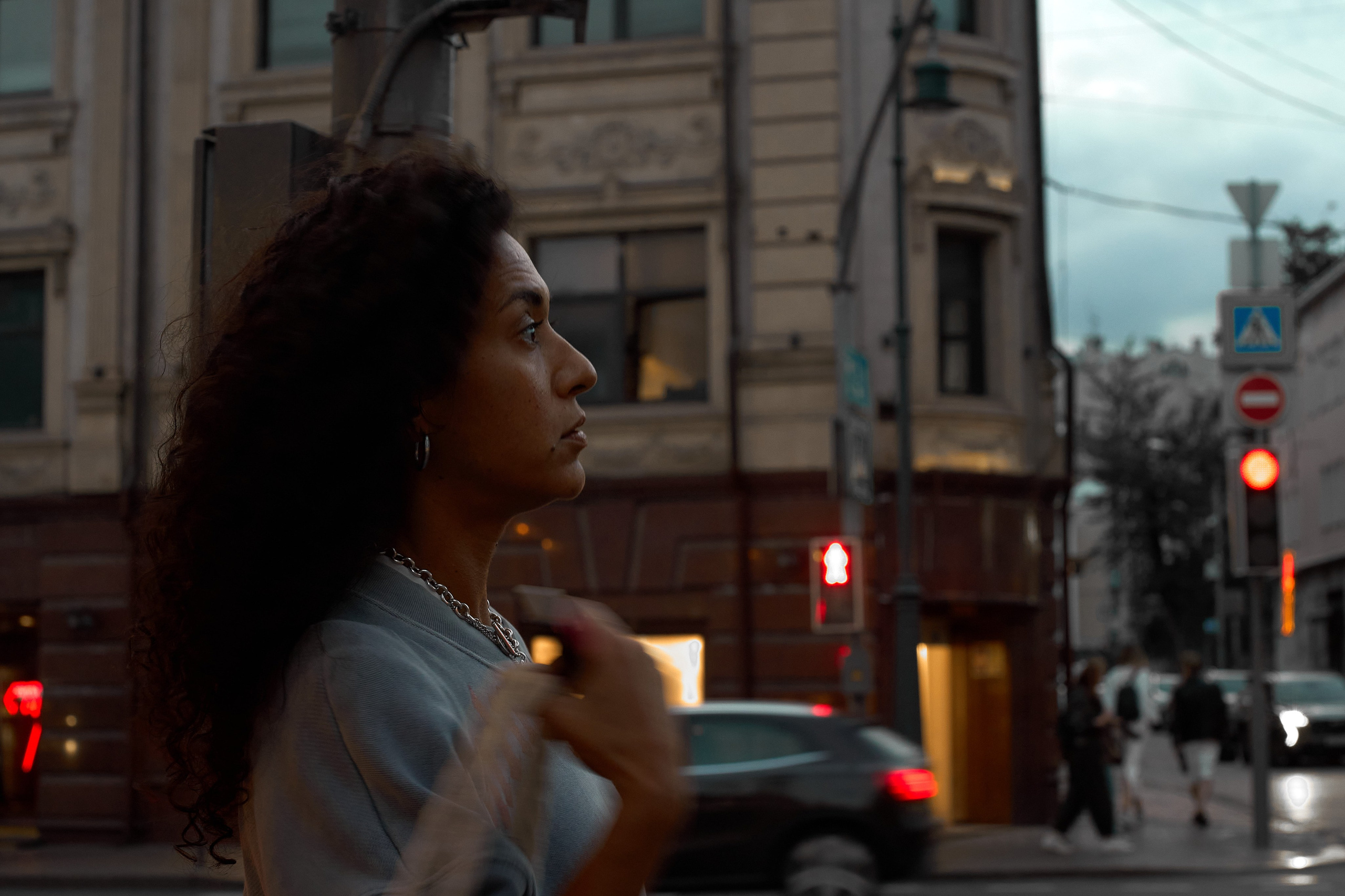 Girl at a traffic light. Evening "Kitay-gorod".  Street photography from street photographer Alexander Gladky.