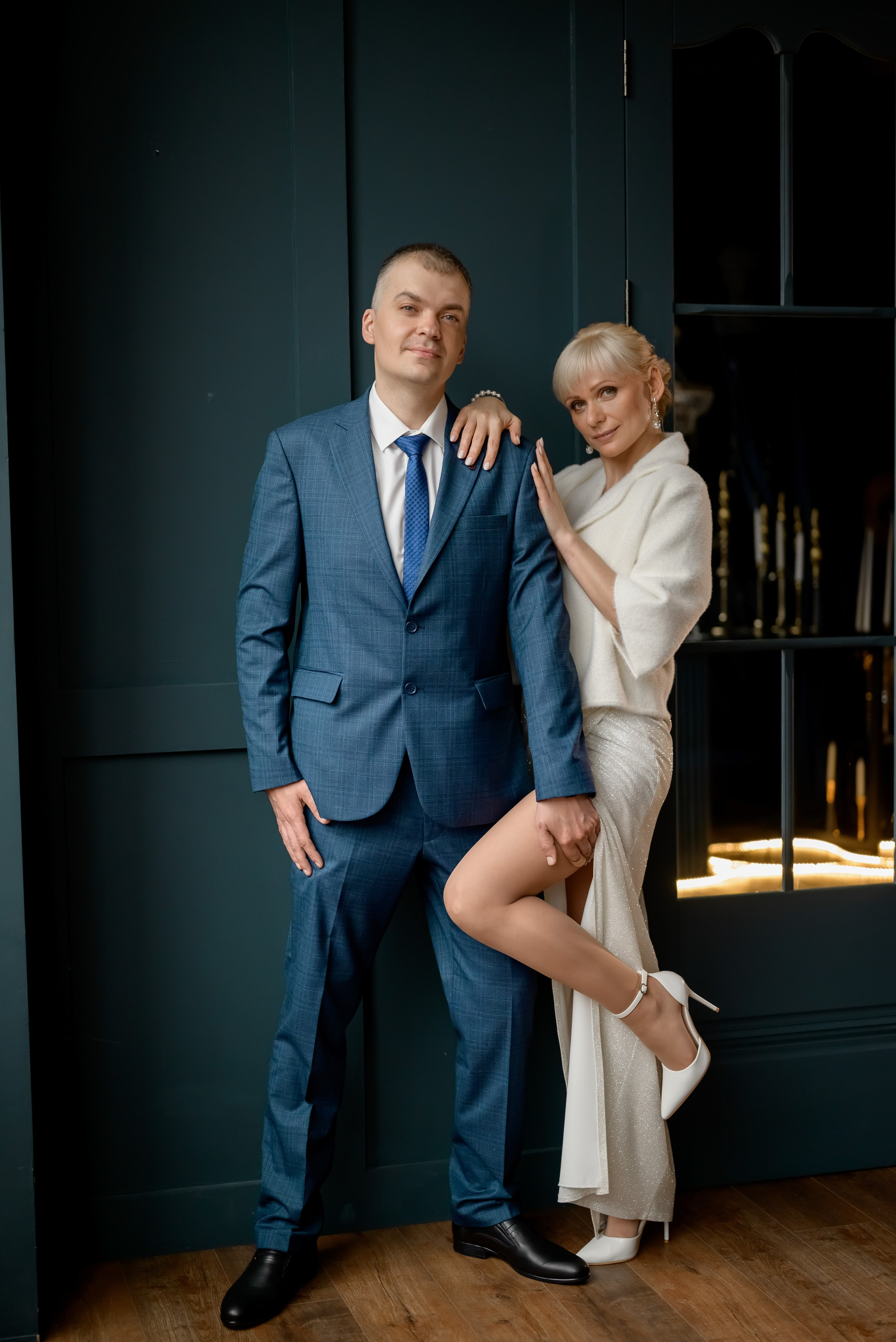 Свадебная фотосессия в синем зале. Юлия Басня семейный и свадебный фотограф в Донецке