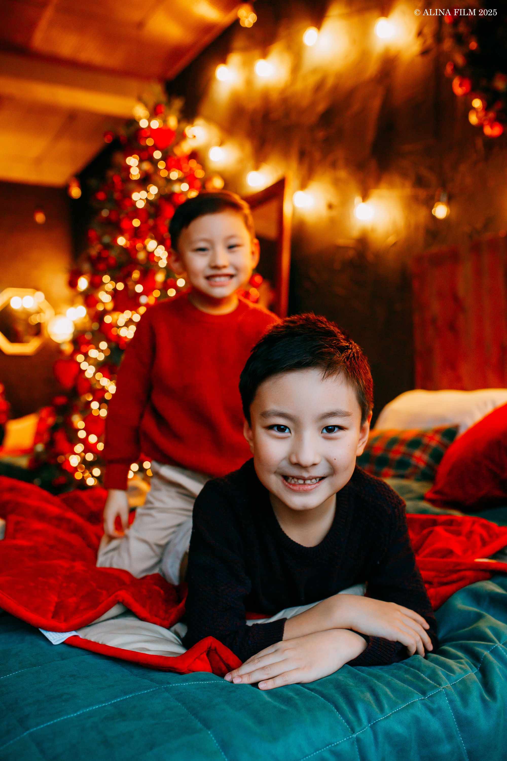 Новогодняя семейная фотосессия в темном зале. Фотограф в Санкт-Петербурге Alina Film