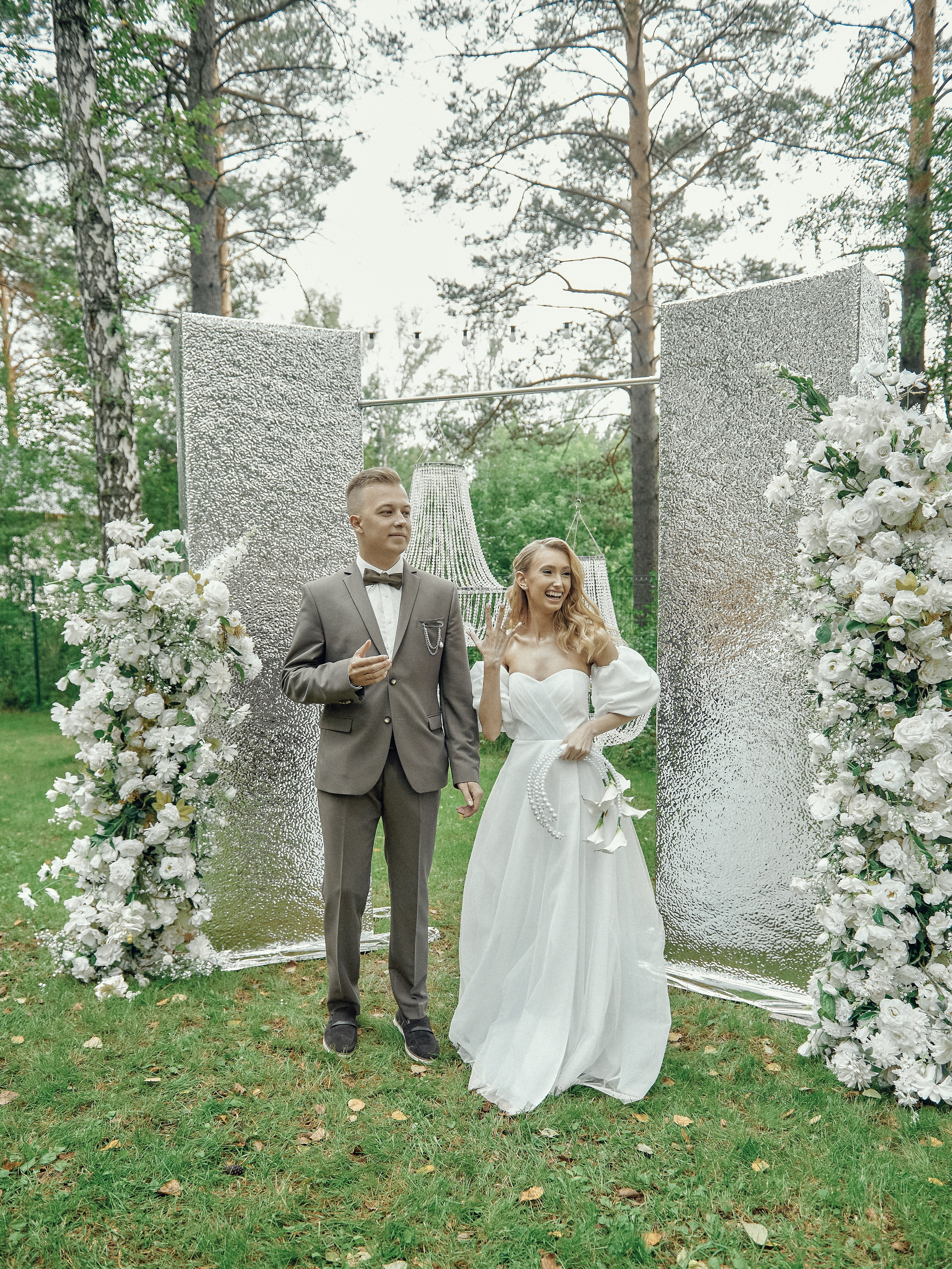 «Жених и невеста на выездной регистрации у арки в лесу на природе»