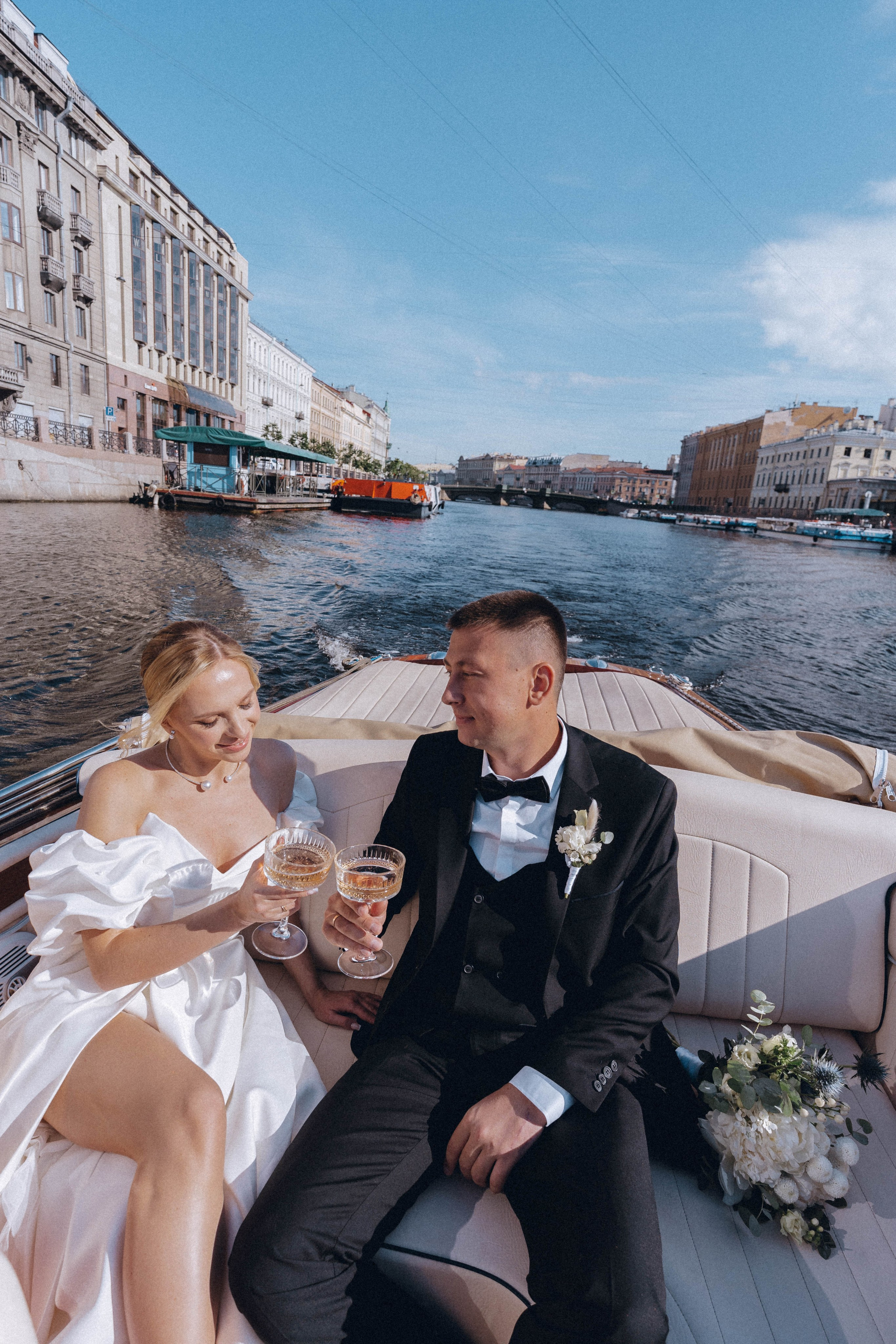 СВАДЕНБНАЯ СЬЕМКА НА КАТЕРЕ ПО КАНАЛАМ САНКТ-ПЕТЕРБУРГА И В АКВАТОРИИ НЕВЫ. Профессиональный фотограф, Санкт-Петербург — Виктория Богомолова