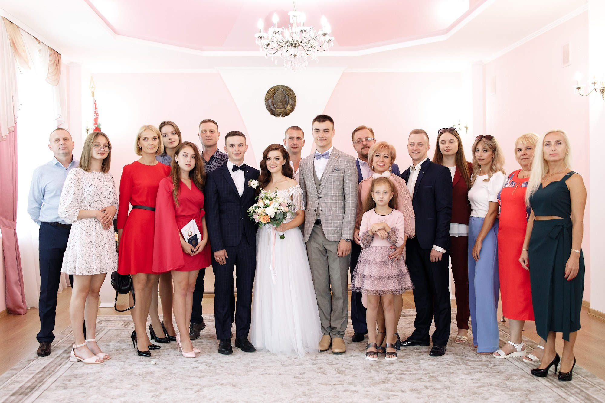 общая фотография с гостями и родственниками на свадьбе в Витебске