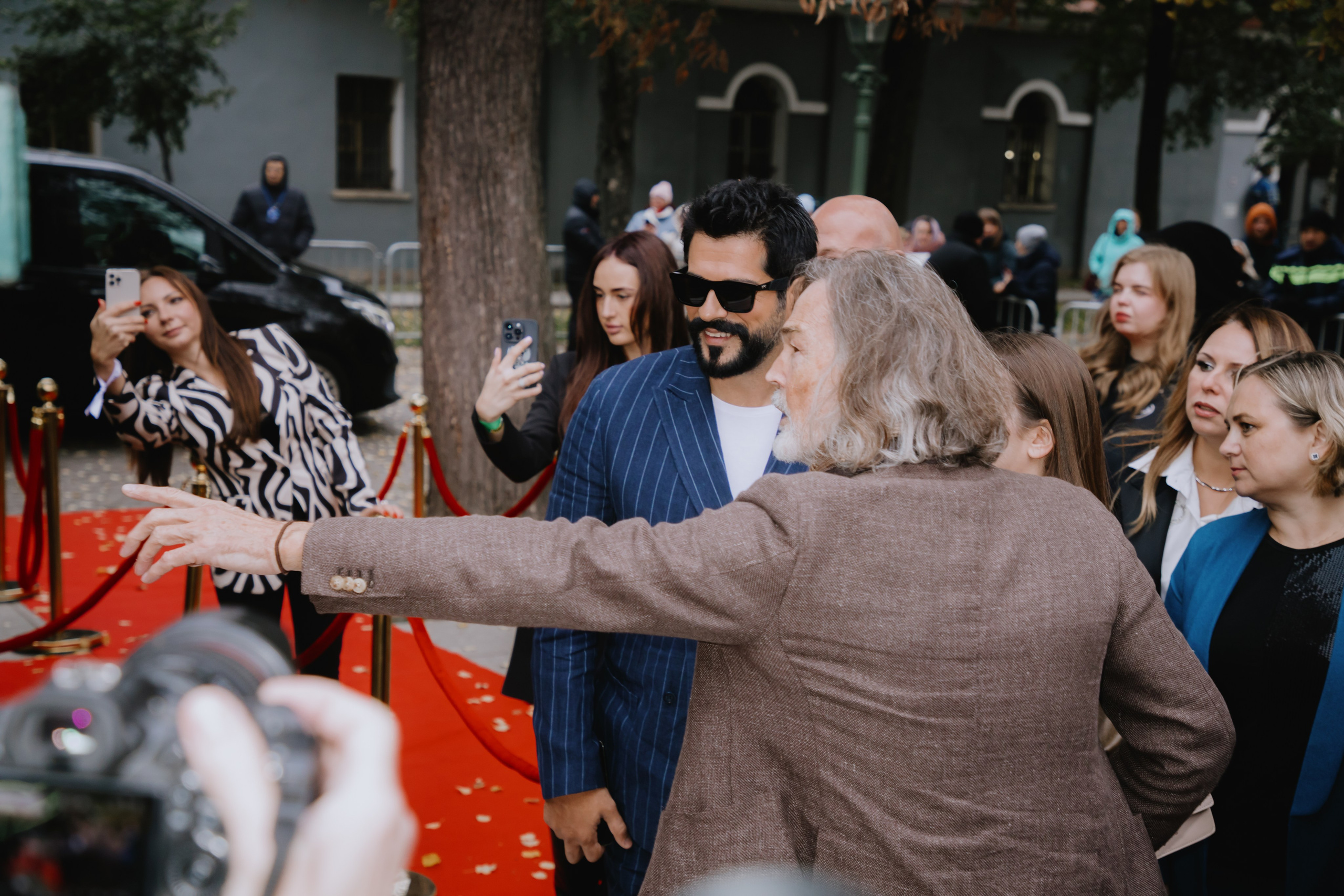 Бурак Озчивит посетил выставку Никаса Сафронова. Фотограф в Москве и Санкт-Петербурге Дарина