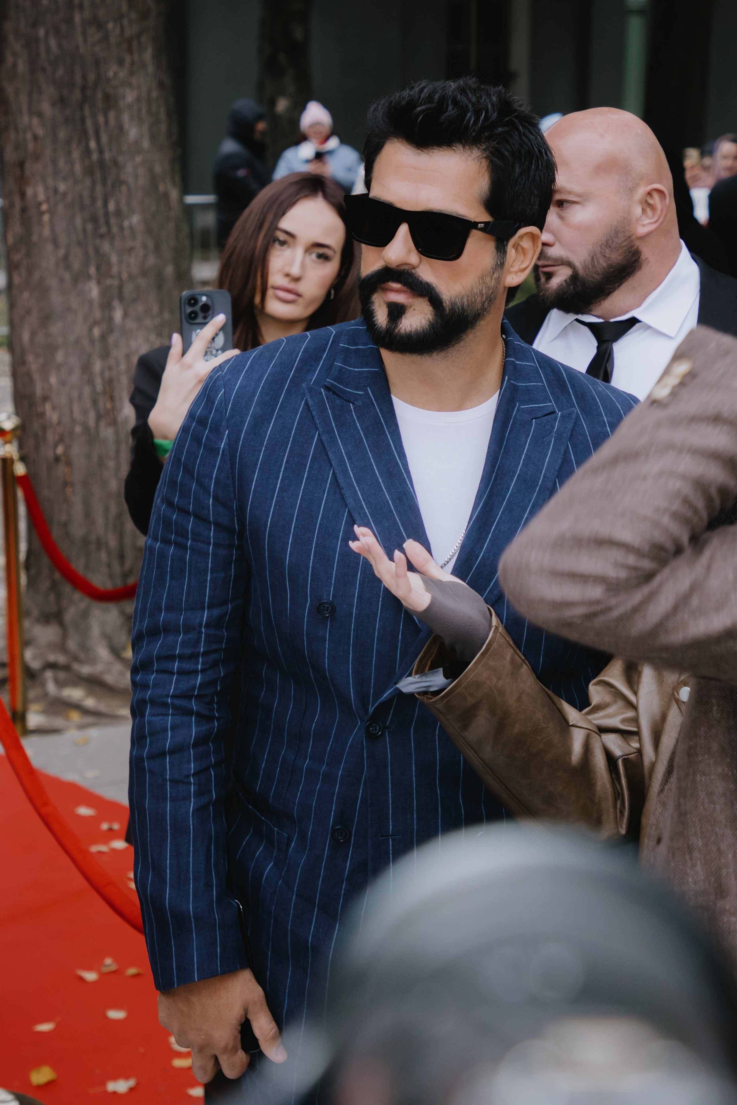 Бурак Озчивит посетил выставку Никаса Сафронова. Фотограф в Москве и Санкт-Петербурге Дарина