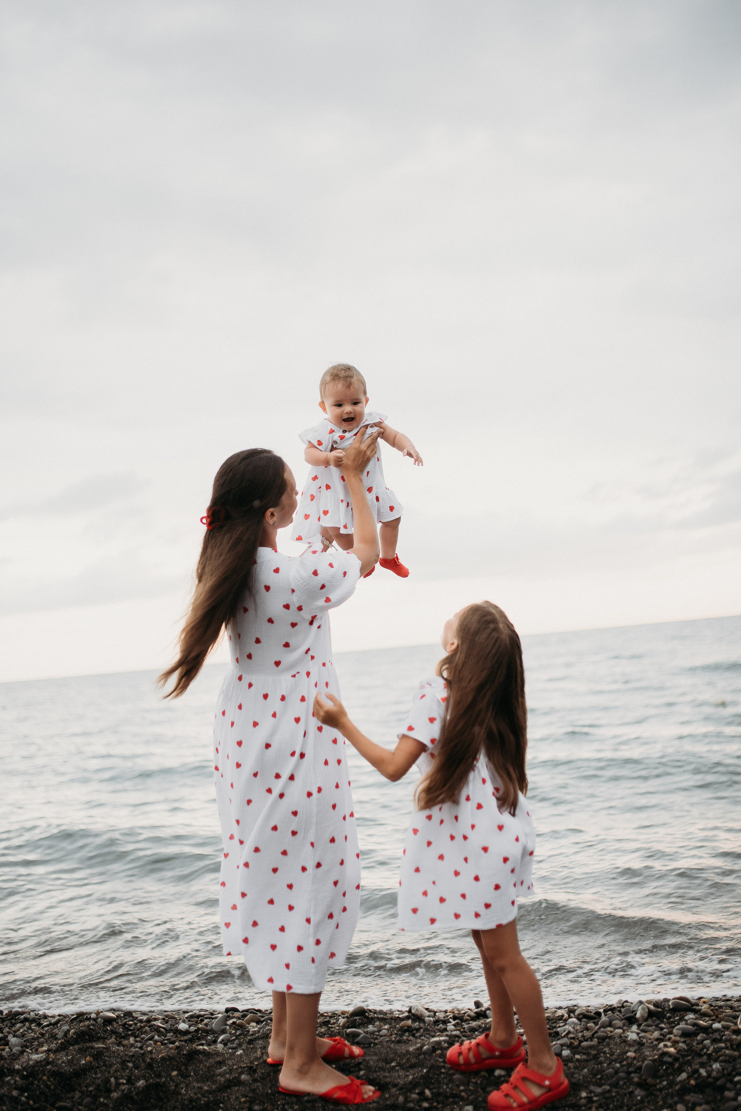 Семейная морская фотосессия на берегу Сочи. Фотограф в Сочи — Маргарита Поганова