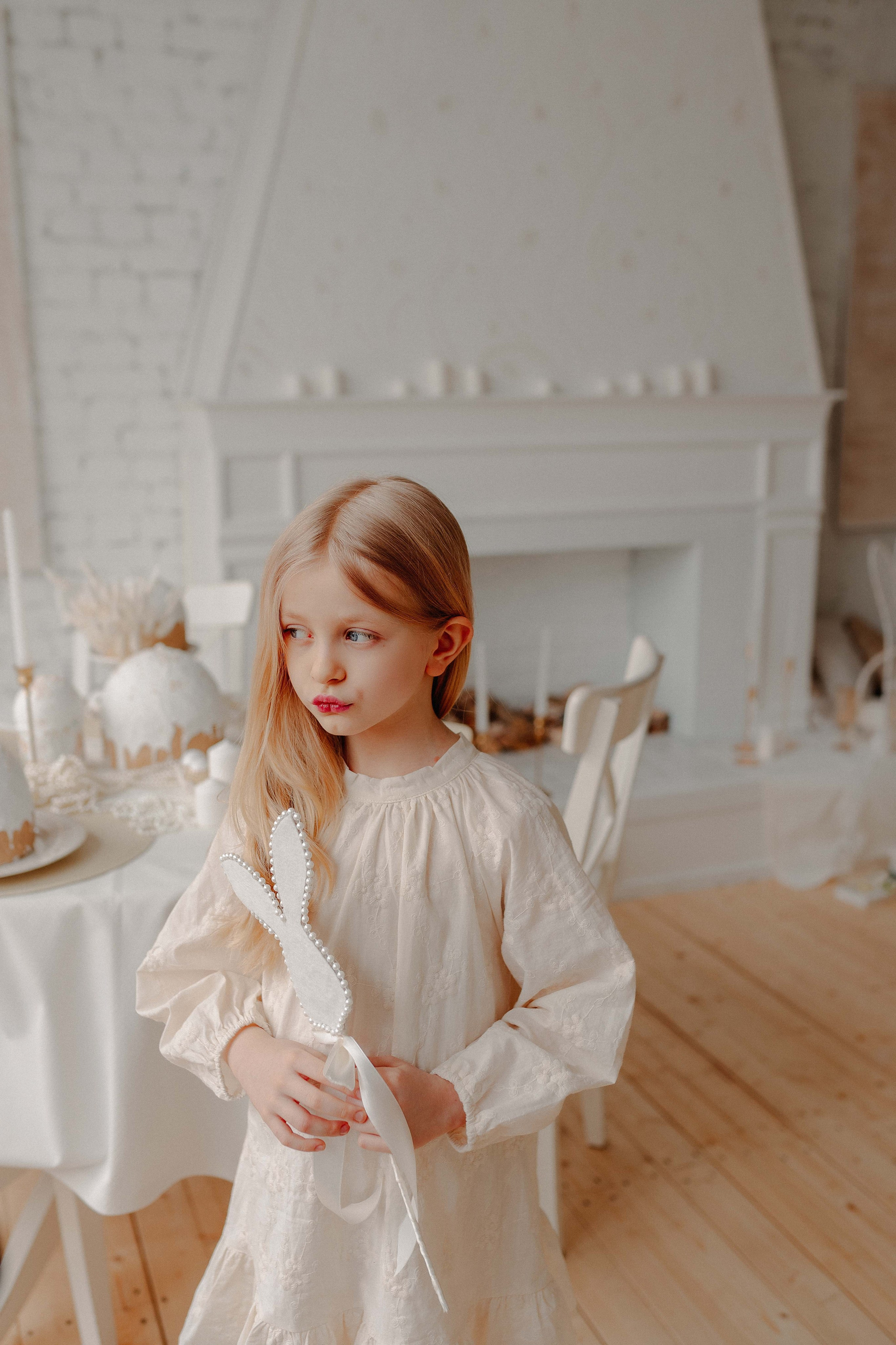 Семейный фотограф спб, фотосессия с зайчатами, фотография ребенка в пасхальном интерьере, фотограф санкт-петербург, детская фотосессия, белый интерьер, пасха, пасхальные яйца, девочка в белом платье, фотосессия с кроликом, куличи, пасха, пасхальное убранство, пасхальный стол