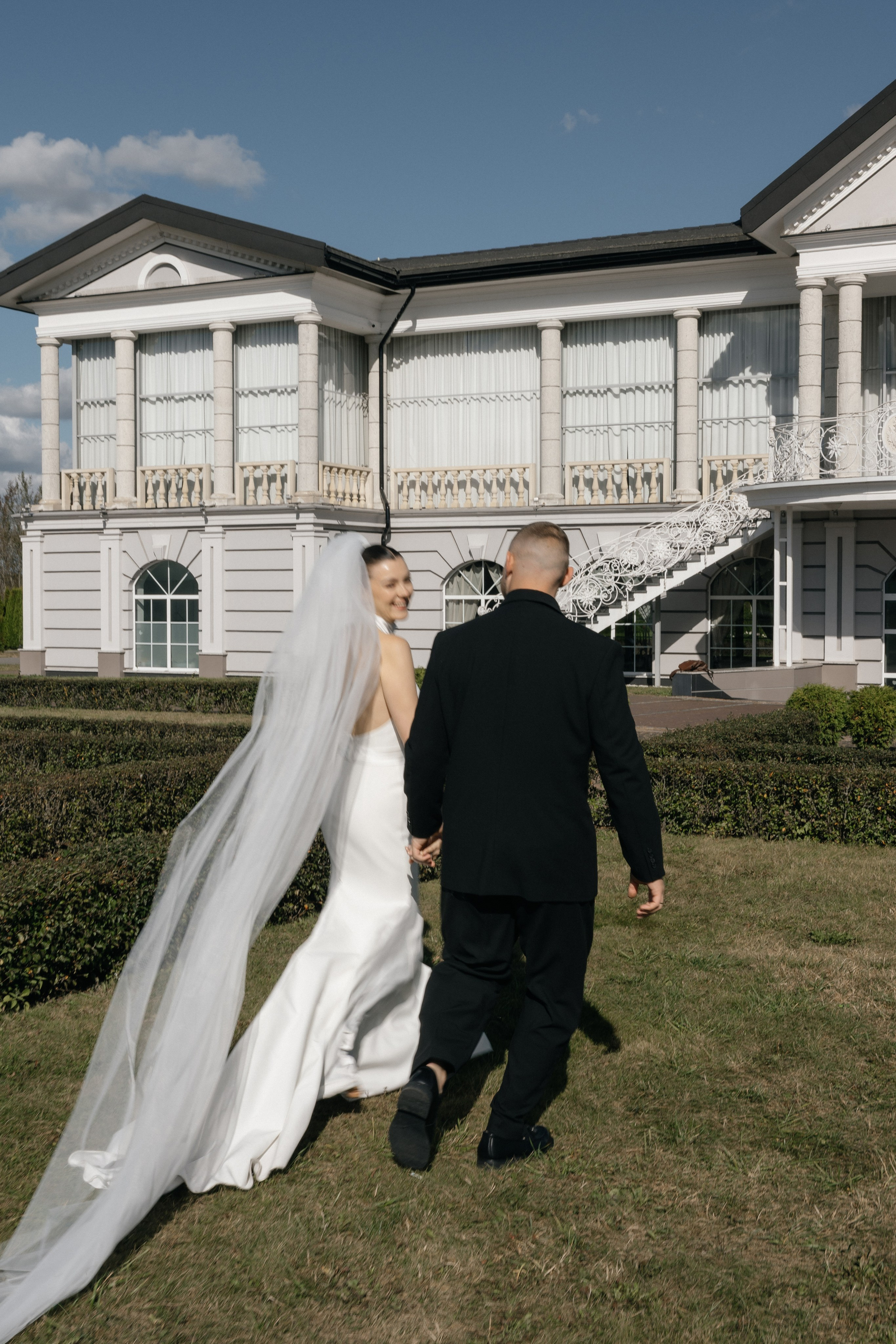 Wedding day in VERSAL PARK. Wedding PHOTOGRAPHER Andrew Vnukov