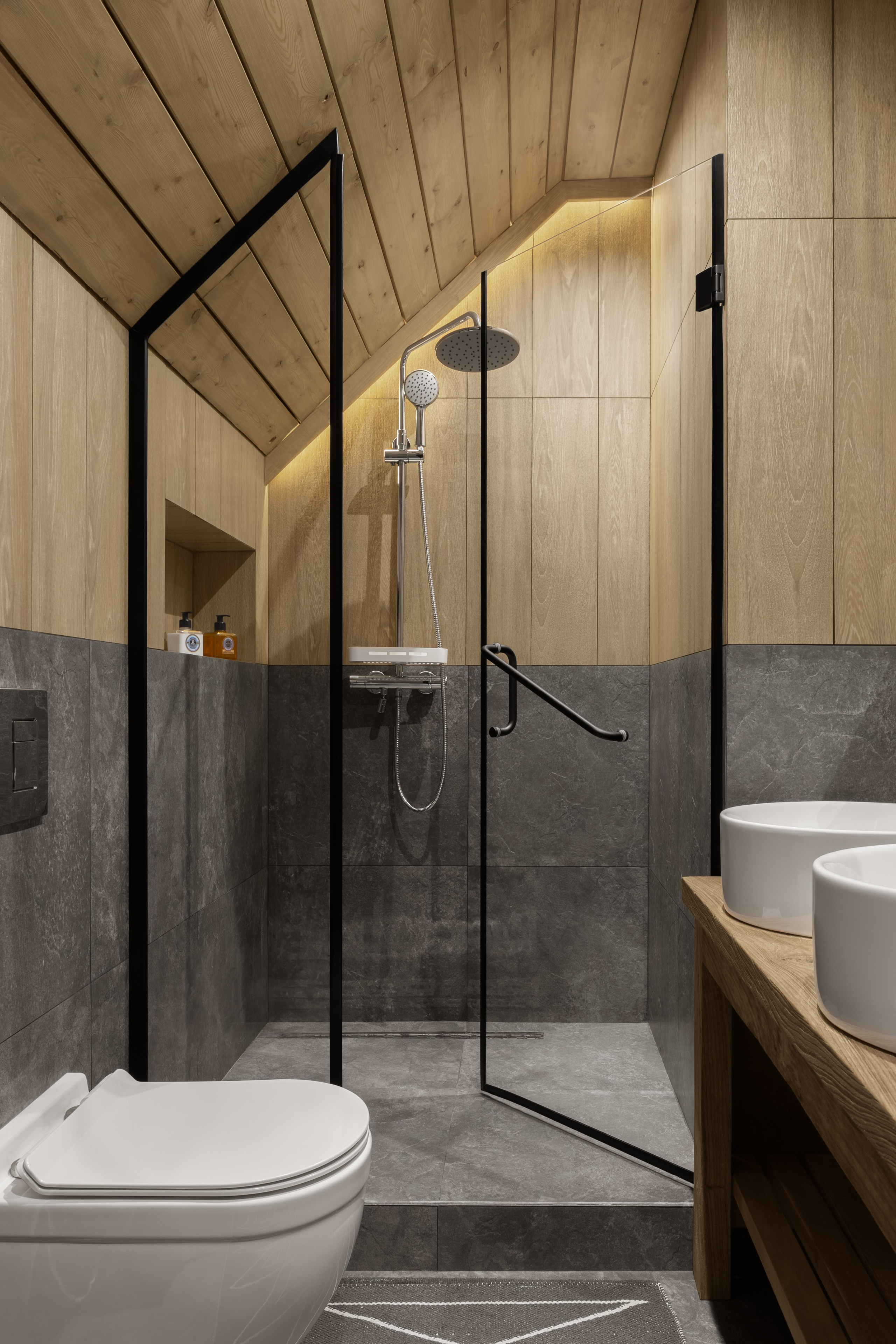 Санузел в номере горной гостиницы, деревянный интерьер в сочетании с современным стилем