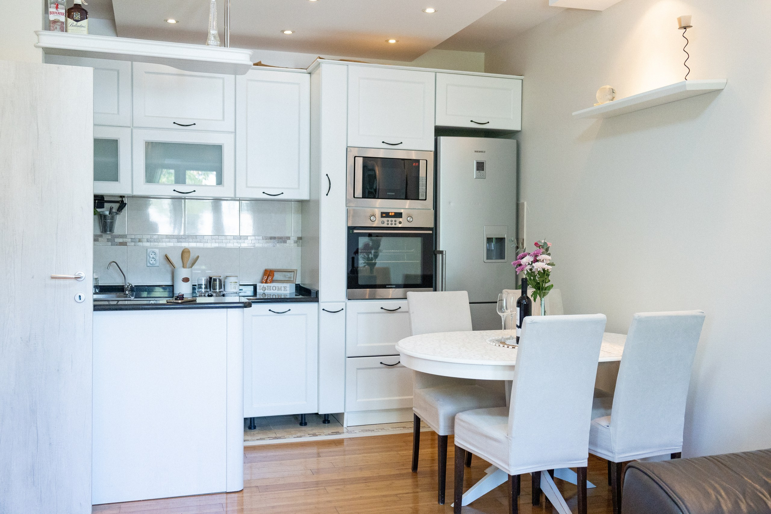 Private apartment for booking rent. Фотограф в Черногории — семейная фотосессия с детьми, лавстори,