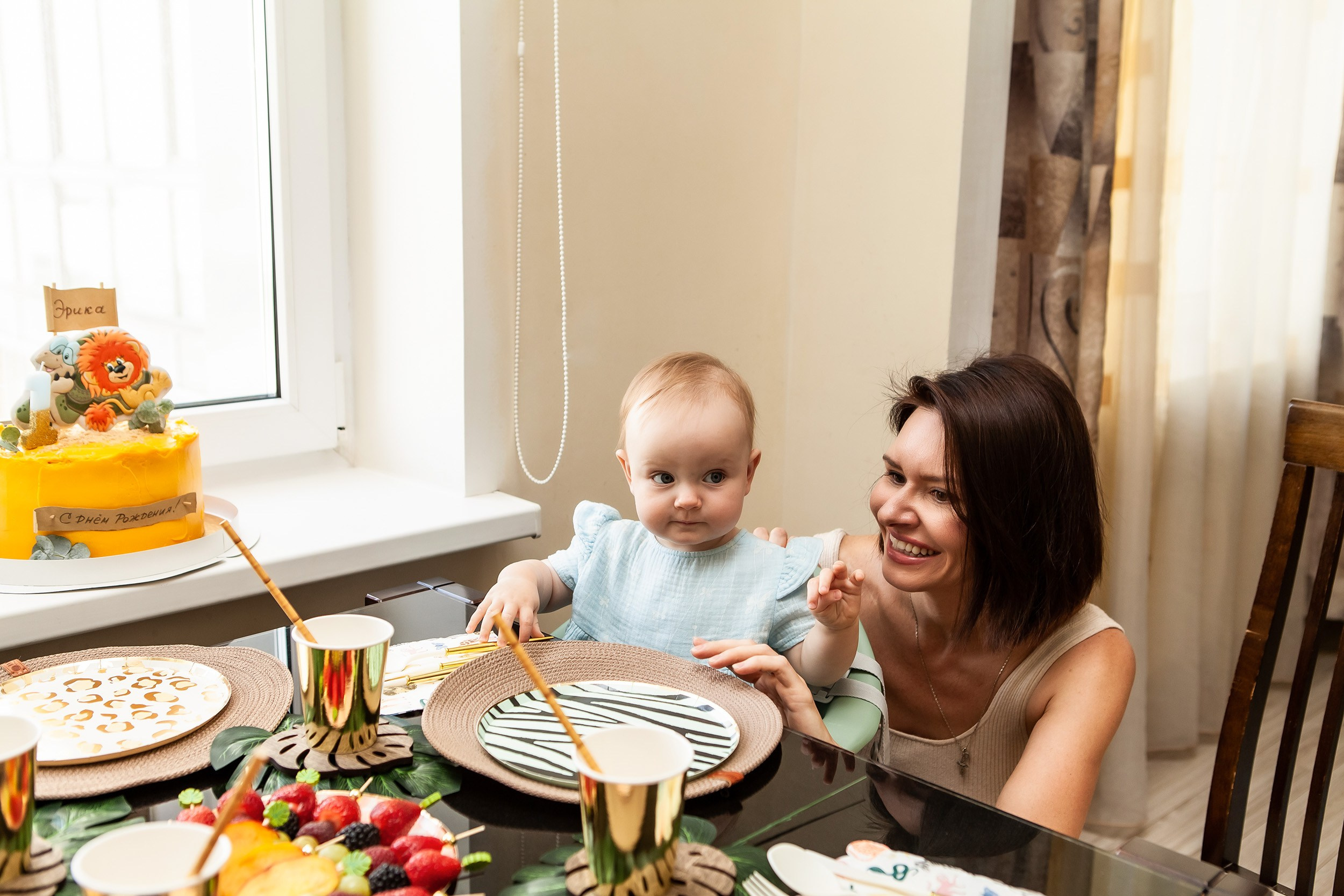 Мама и дочка едят торт