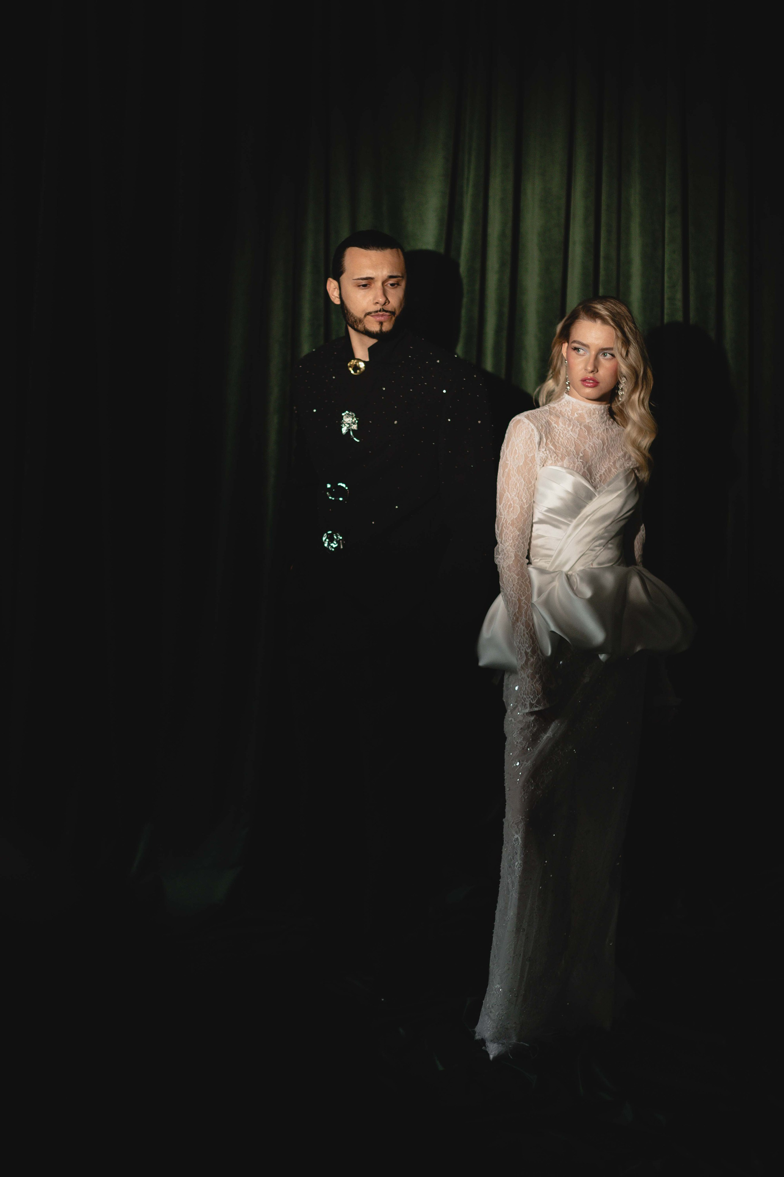 Счастливая пара позирует на свадебной фотосессии на фоне зеленой ткани в театре ,фэшн съемка ,топ 100 — свадебный фотограф Алена Межевова