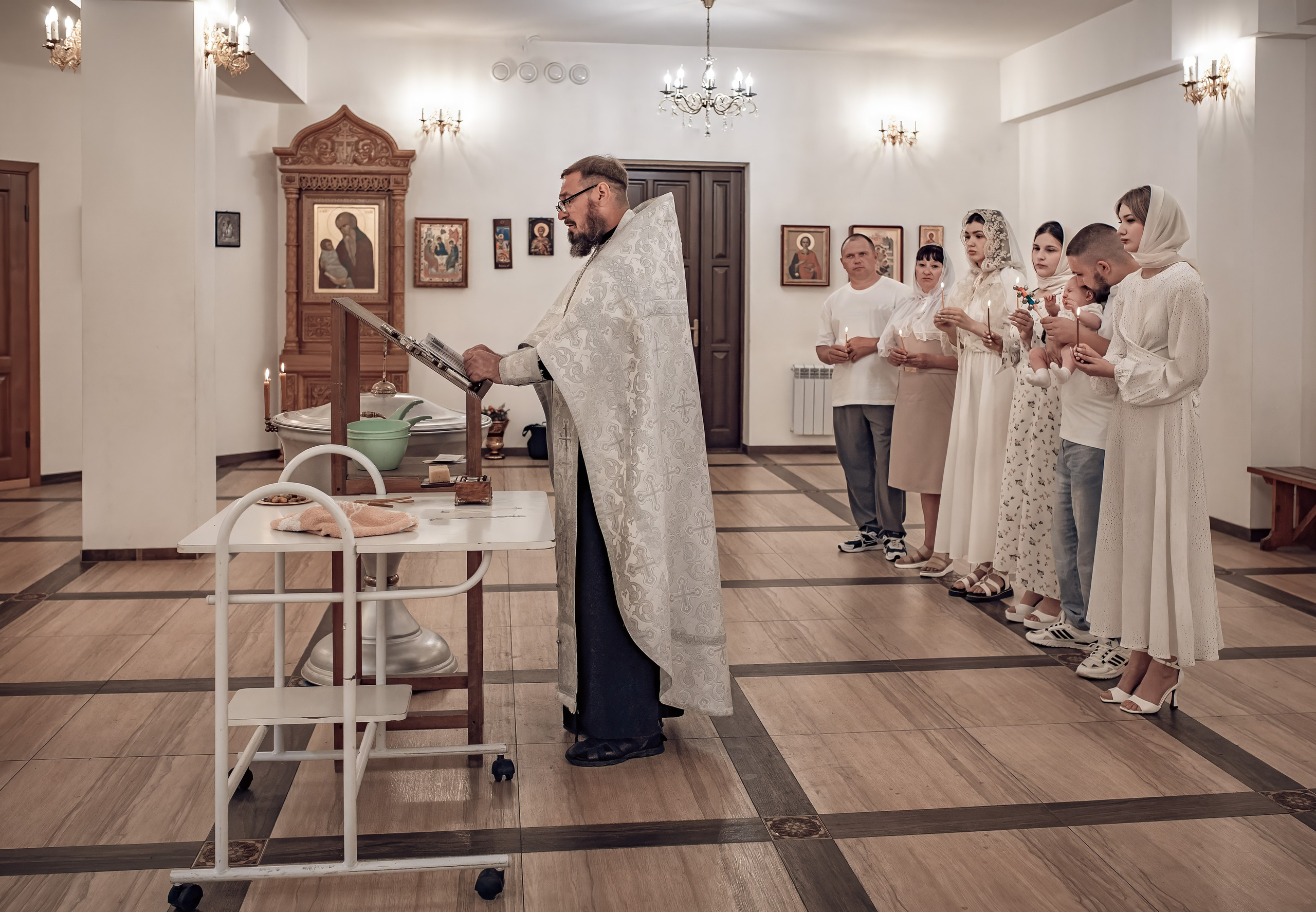 Крещение Василисы в храме исповедников и новомучеников Российских. Фотографы крещения/венчания  Красноярск Татьяна и Вячеслав Переваловы