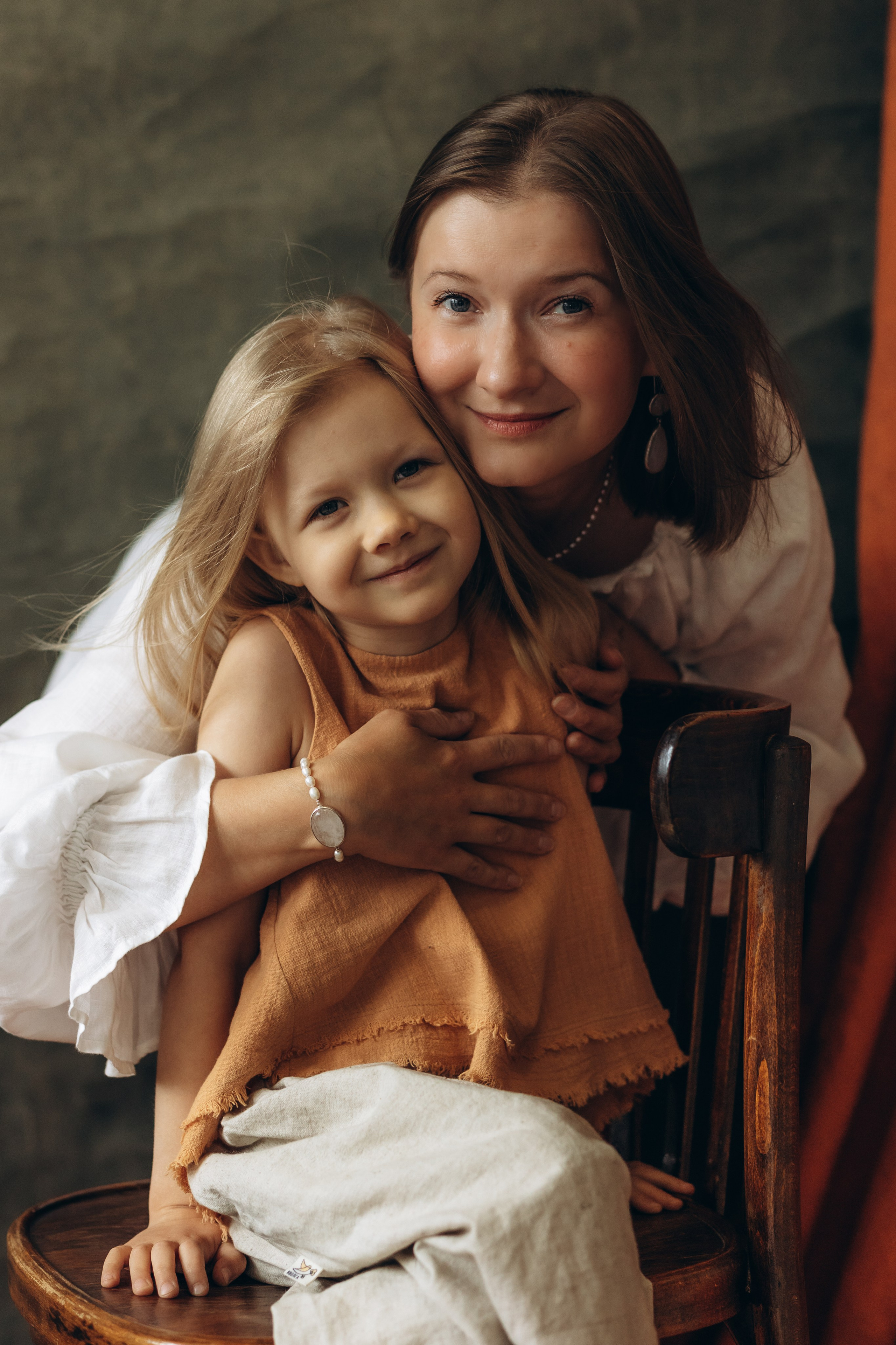 мама и дочка в фотостудии мягкий свет 