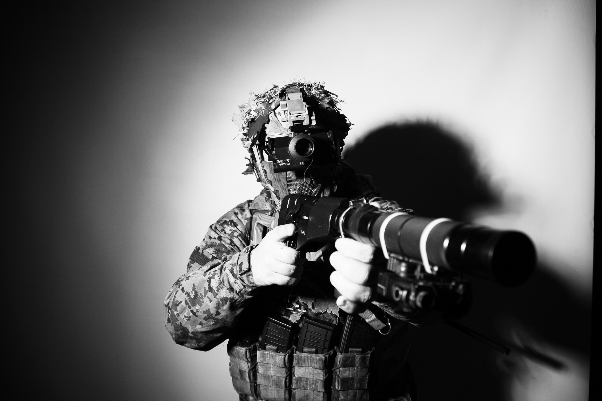 Фотосессия с оружием на заказ в Москве. Страйкбольная мастерская Бигич Воркшоп