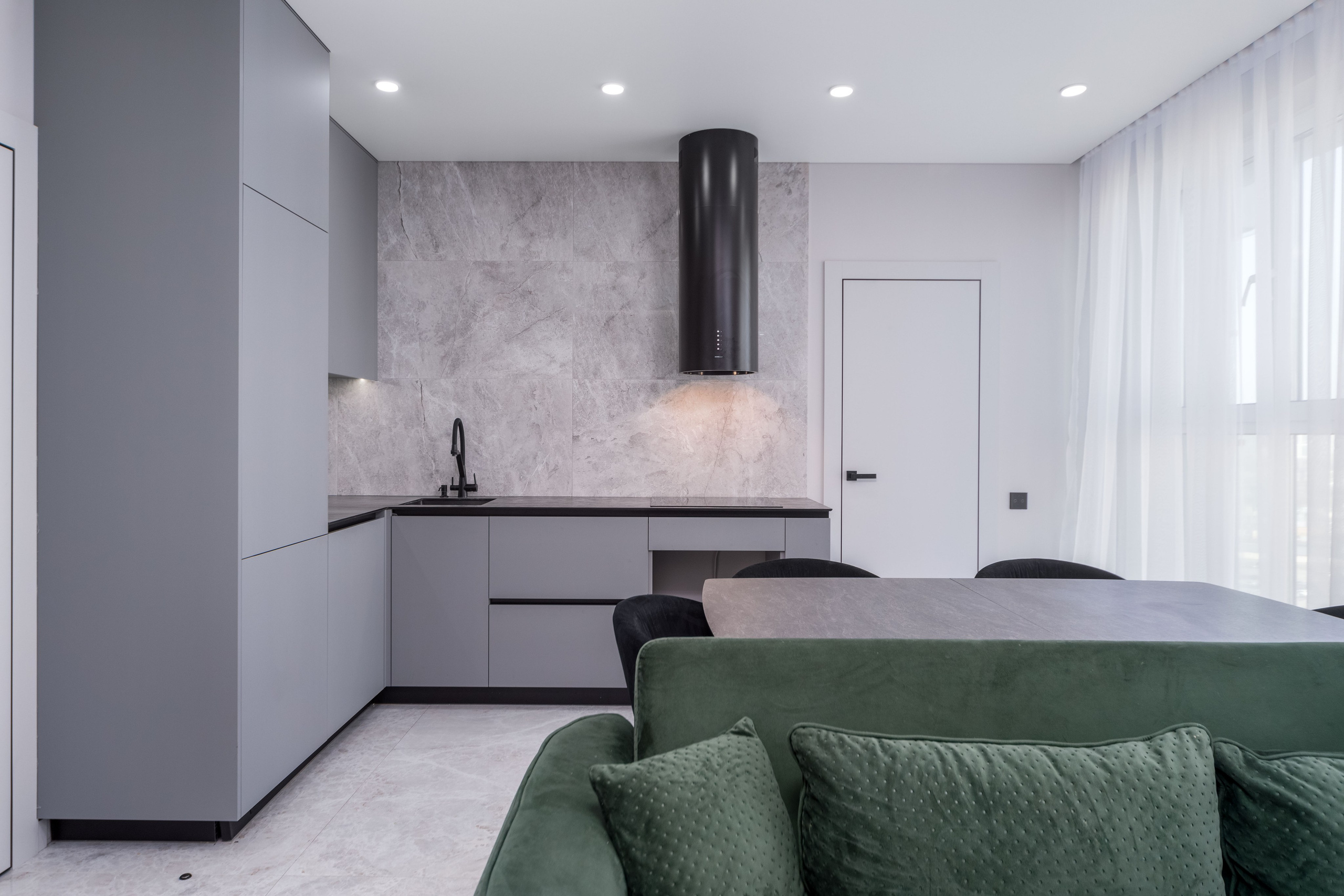 Зона кухни в евротрешке в Минск Мир