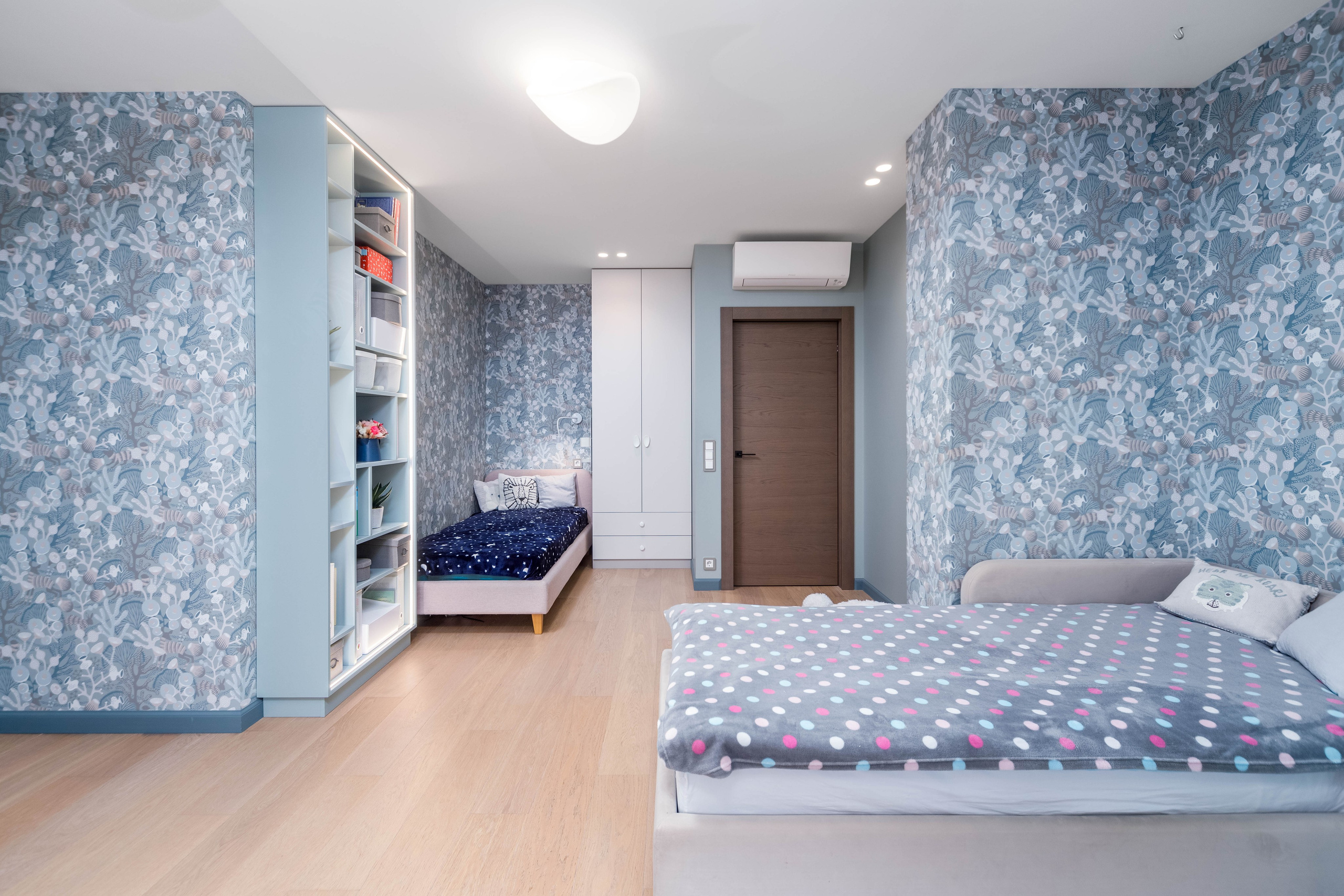 Спальная зона в детской для девочек в четырехкомнатной квартире в Минске