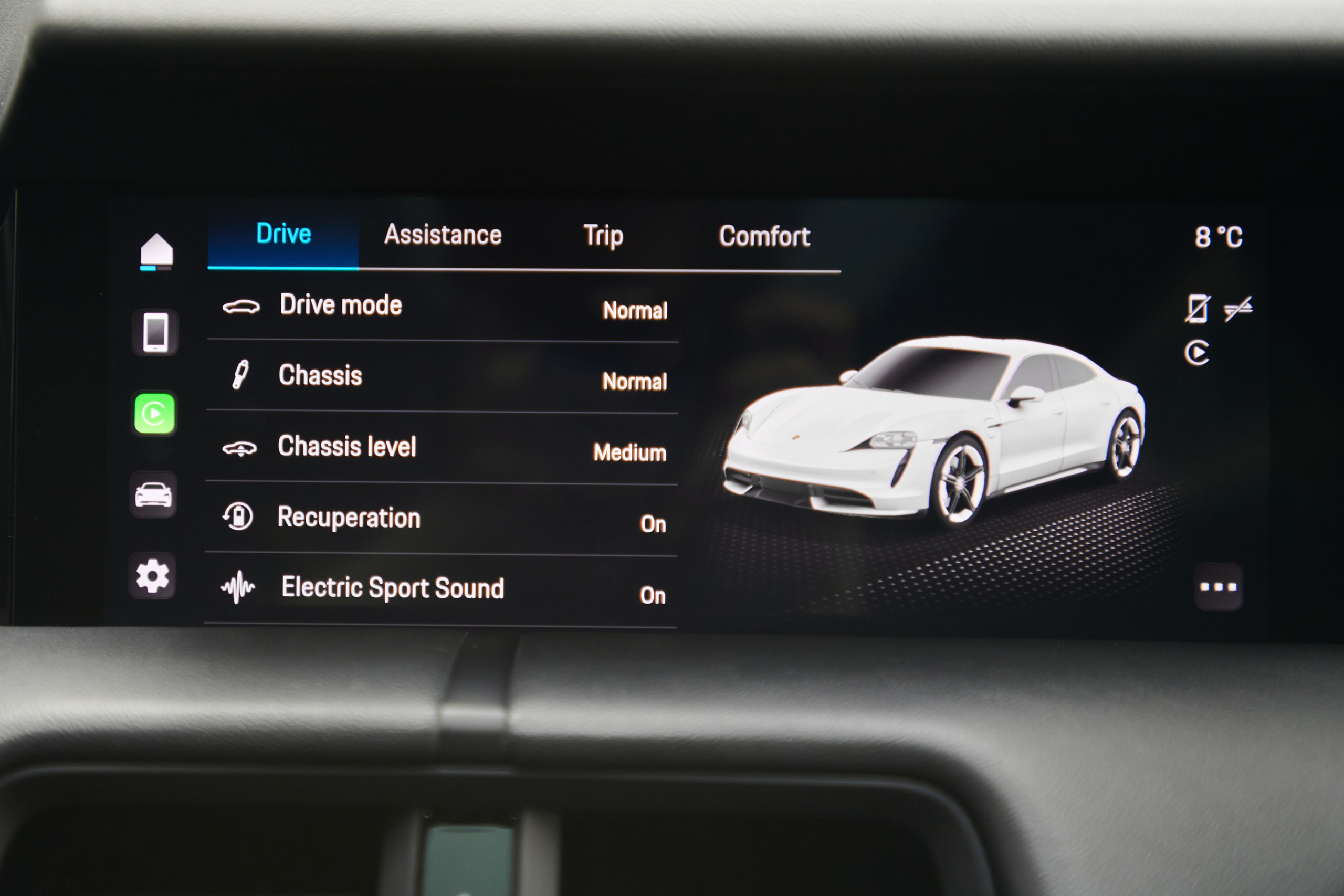 Центральный экран Porsche Taycan 4S с мультимедийным интерфейсом