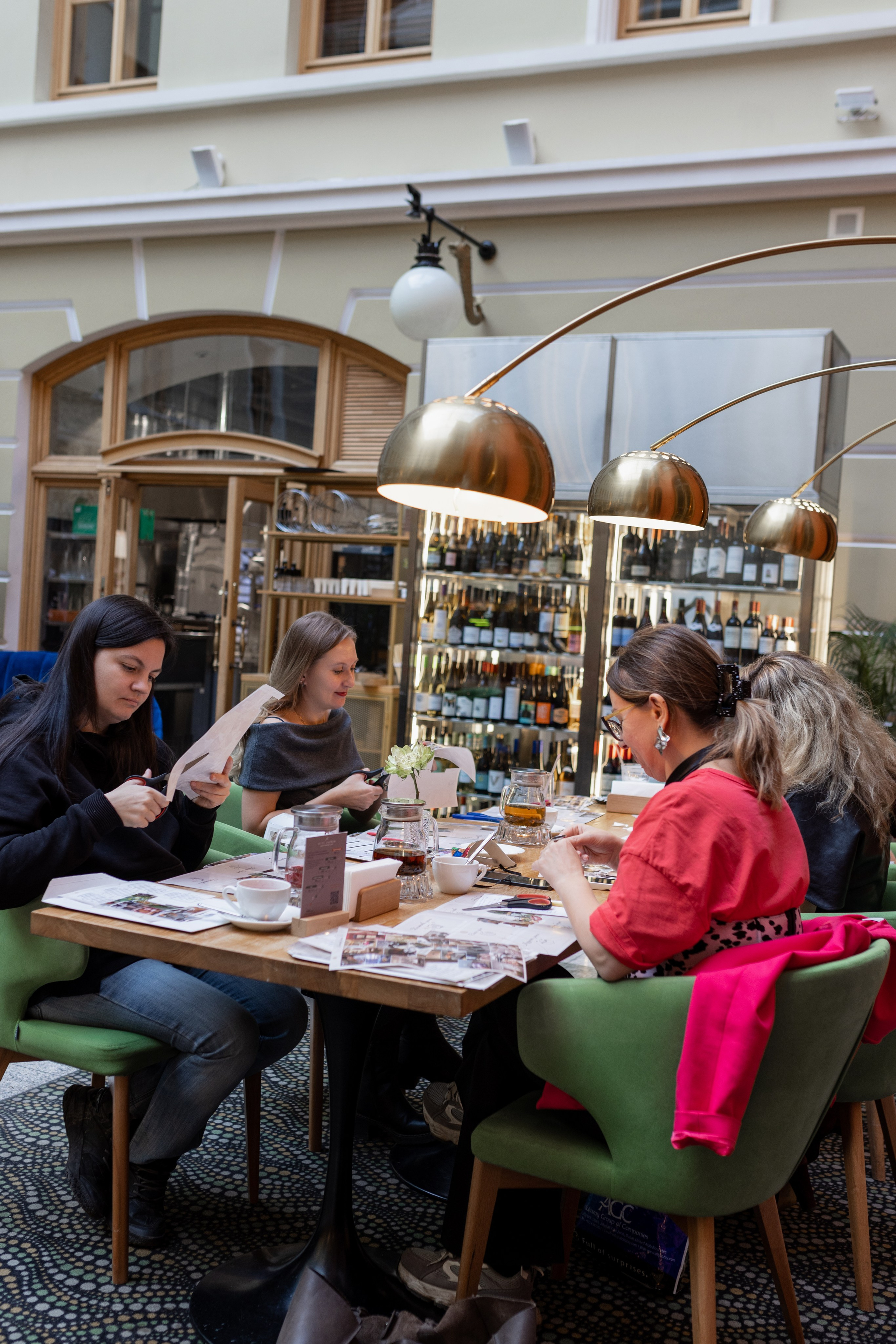 Женщины переговариваются за столом