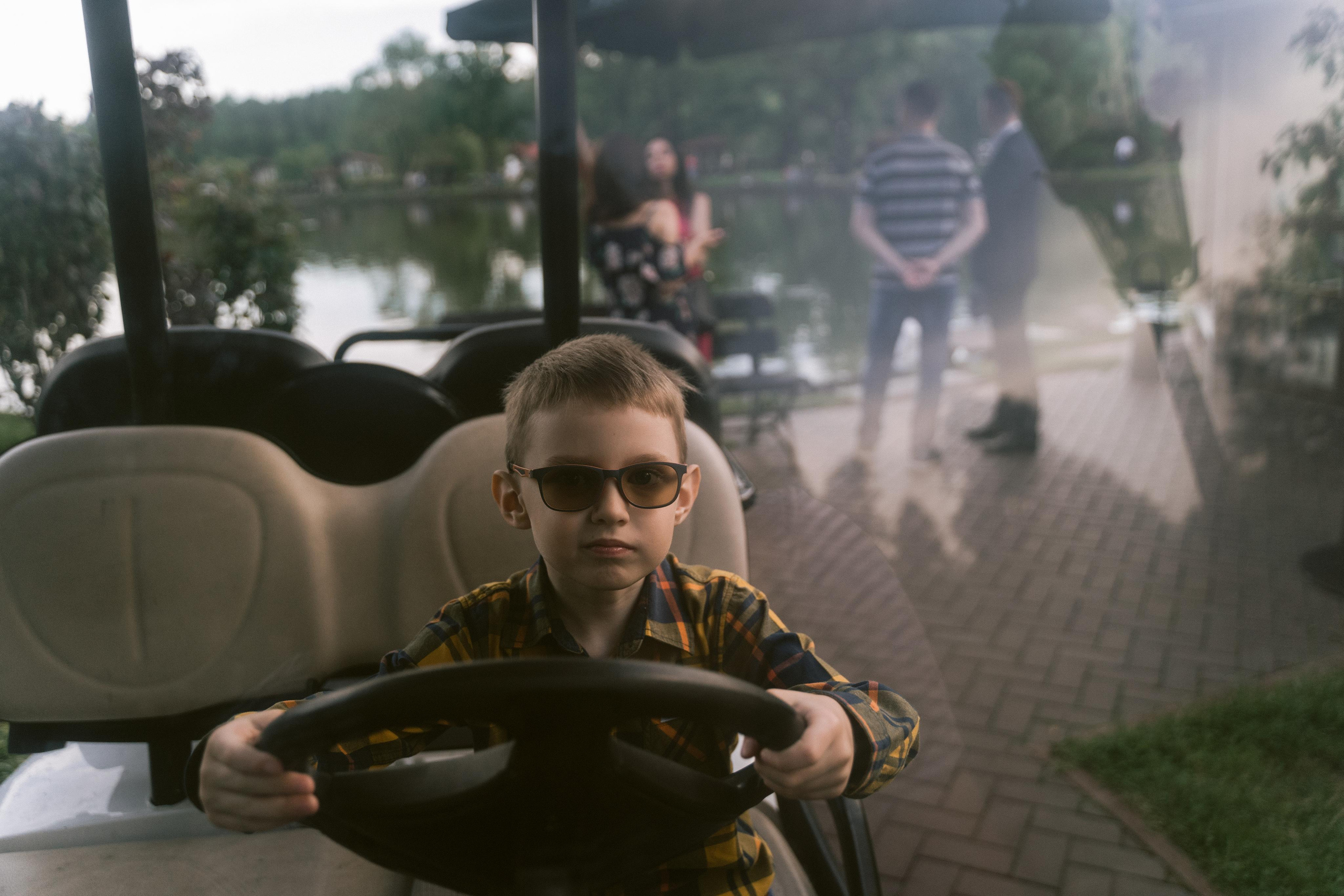 A sea of hugs. Wedding & Documentary Photographer based in Nuremberg — available across Europe & Turkey | Vitalii Nasonov