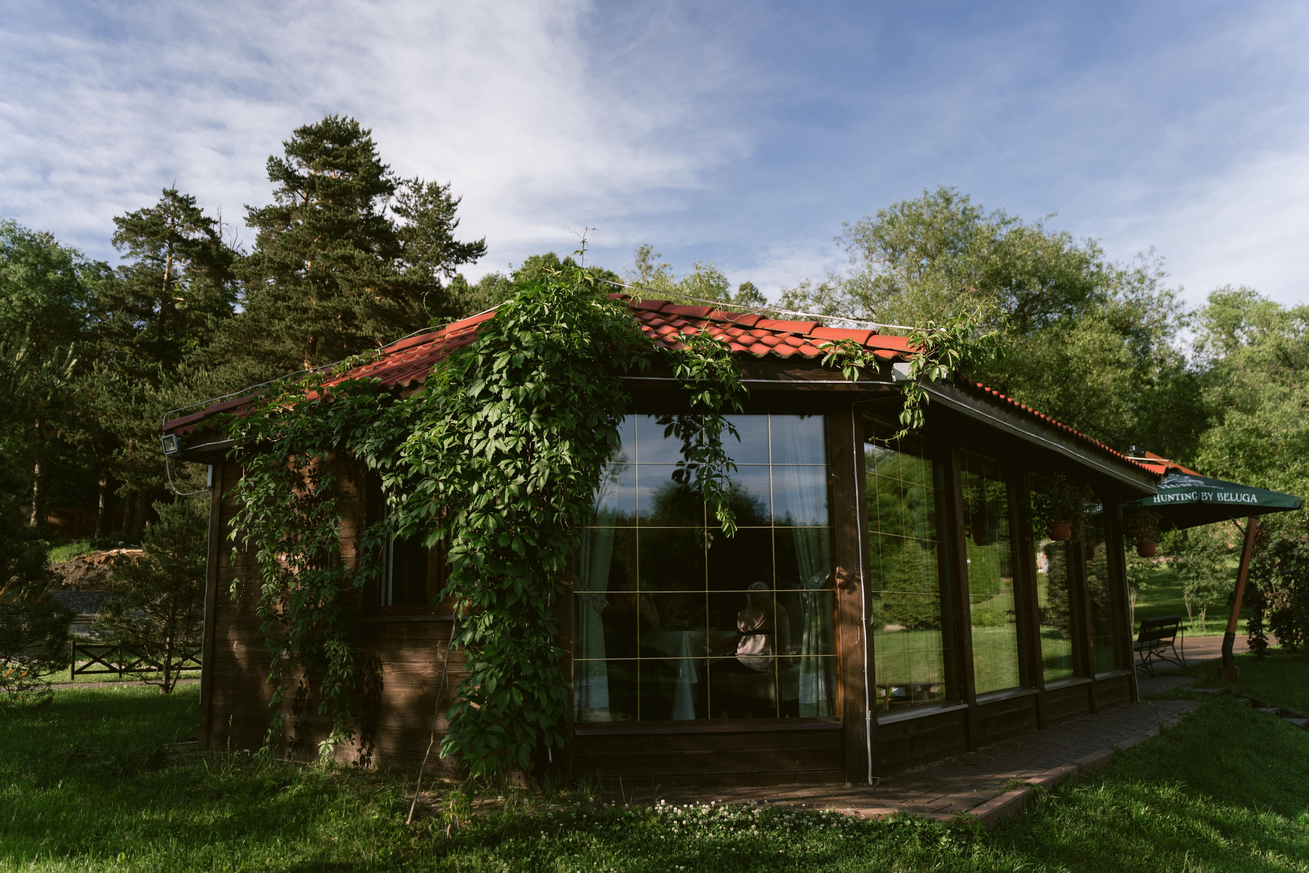 A sea of hugs. Wedding & Documentary Photographer based in Nuremberg — available across Europe & Turkey | Vitalii Nasonov