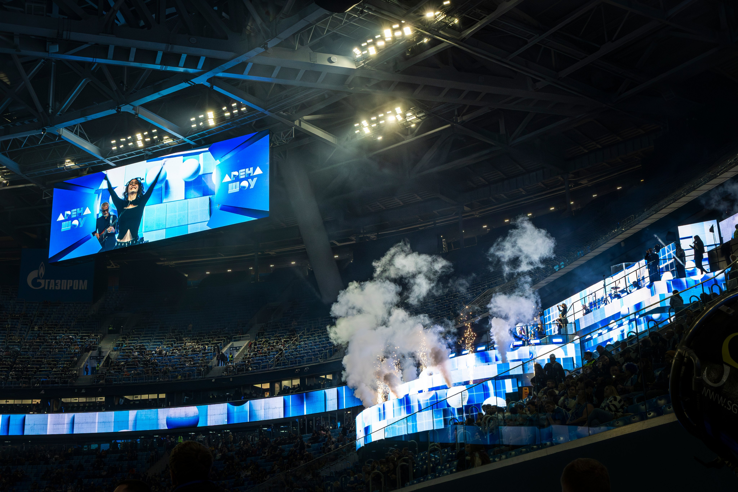 Ночная фотография мегаполиса: огни, отражения в воде, атмосфера вечернего города.