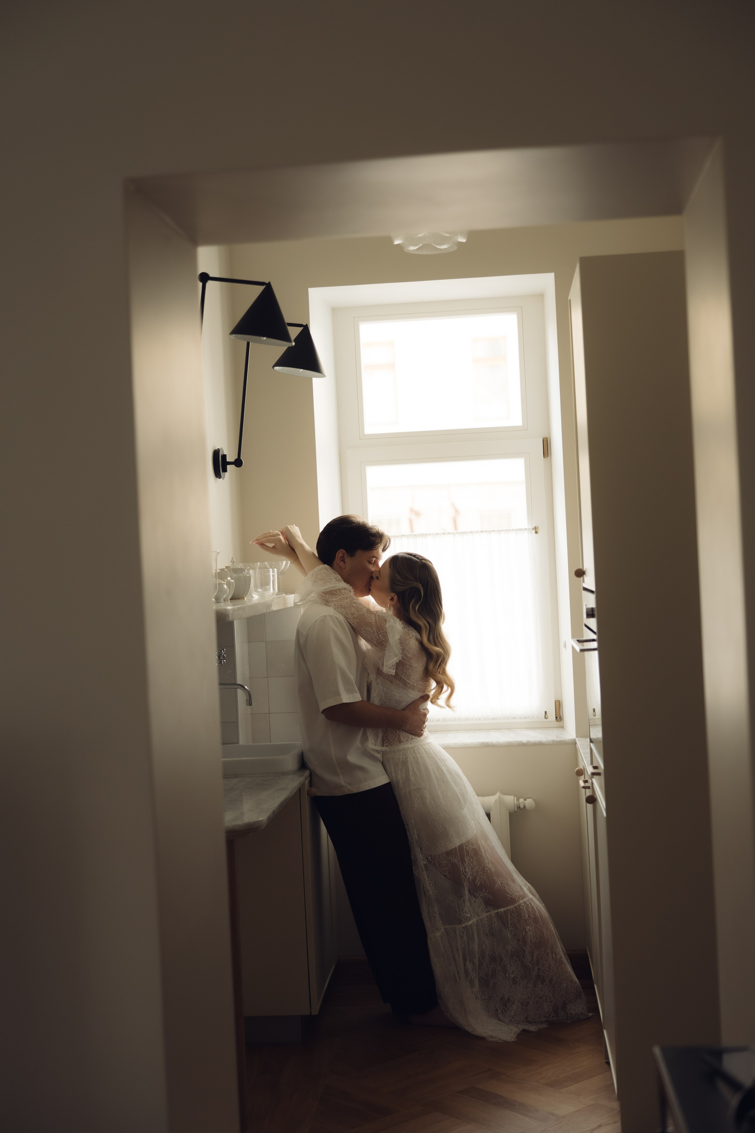 Таня и Тимур, утренние сборы в квартире и свадебный ужин. Фотограф любви в городе Казань