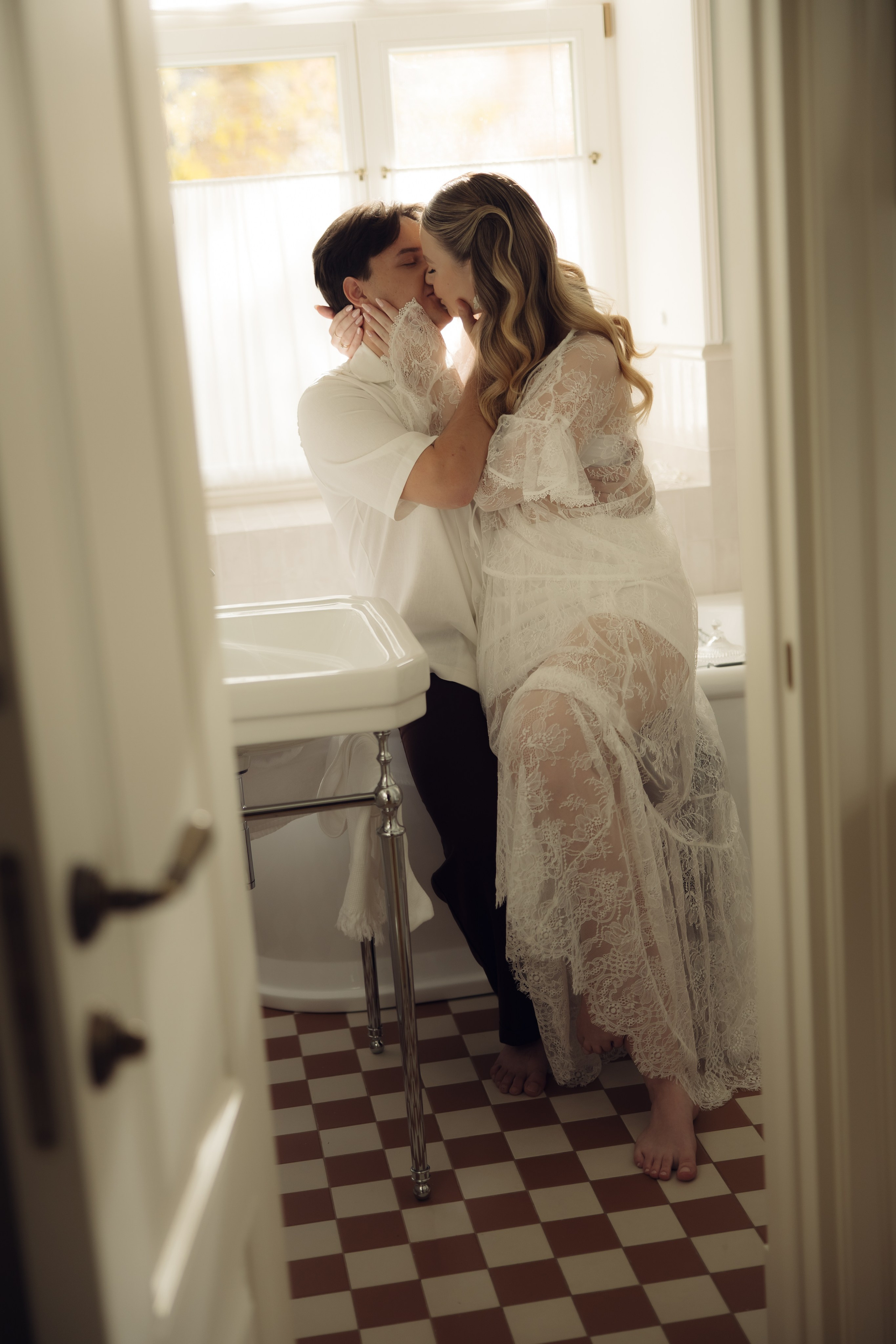 Таня и Тимур, утренние сборы в квартире и свадебный ужин. Фотограф любви в городе Казань