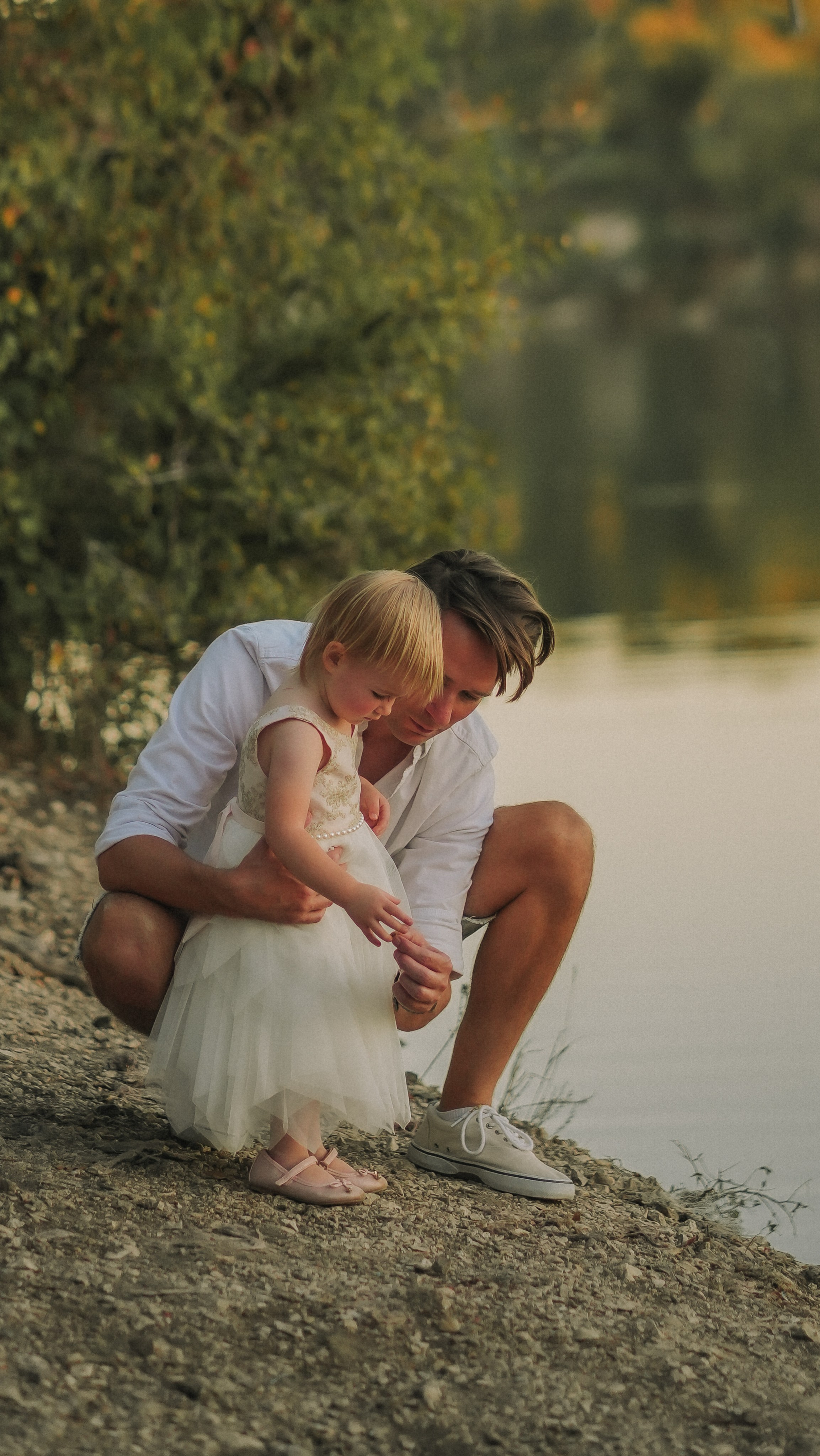 Family snuggles & smiles — cozy family photos