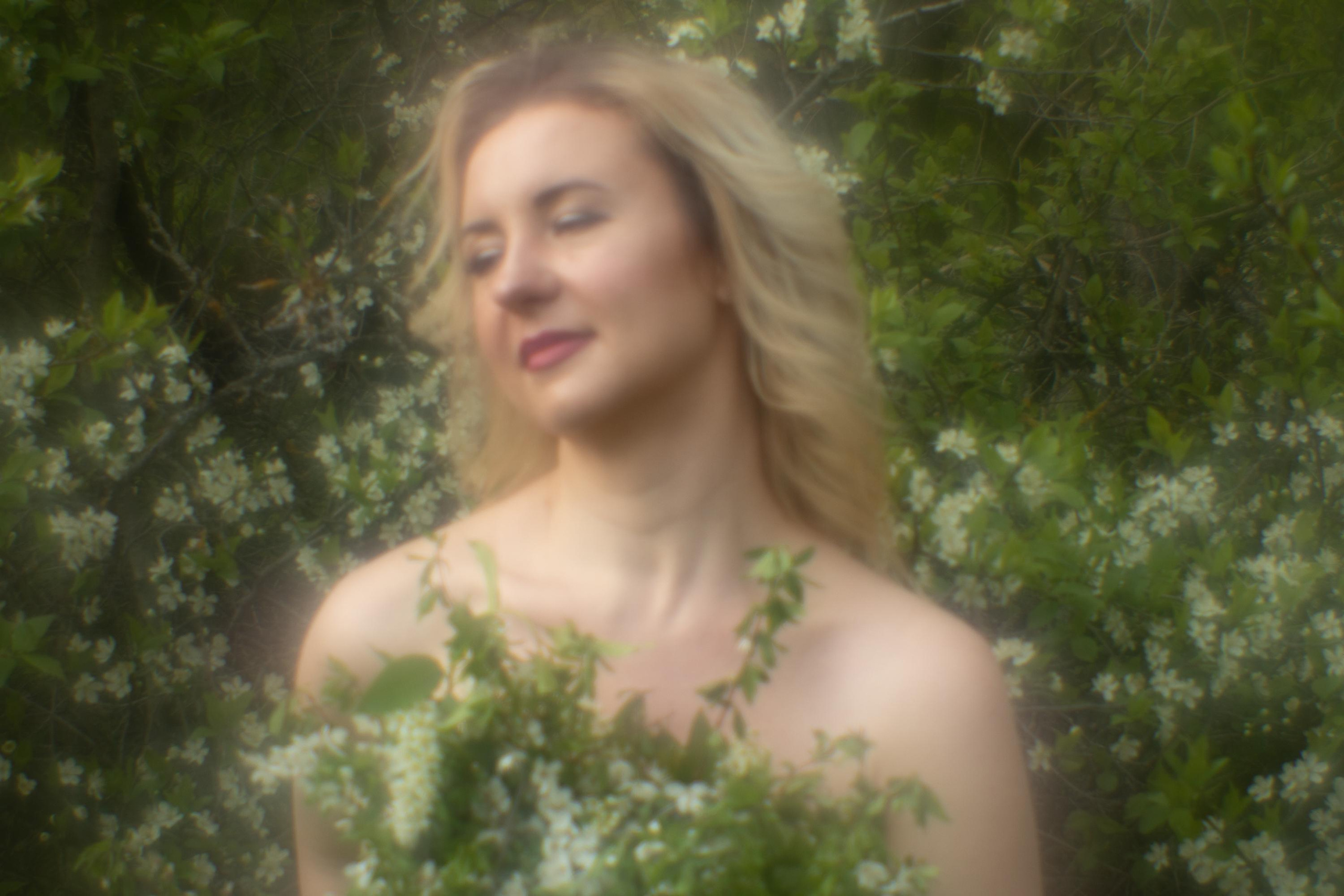 Ирина в цветении. Женский семейный фотограф Тула Москва Захарова Анна