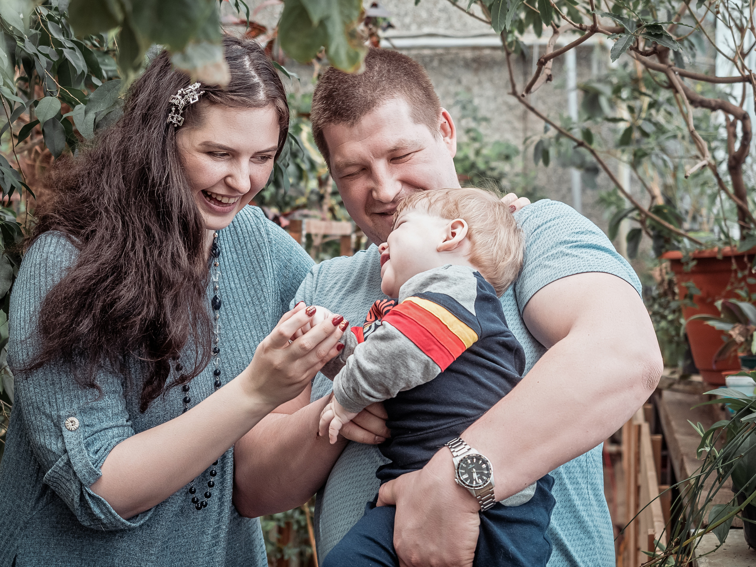 Фотосессия семьи с детьми в саду