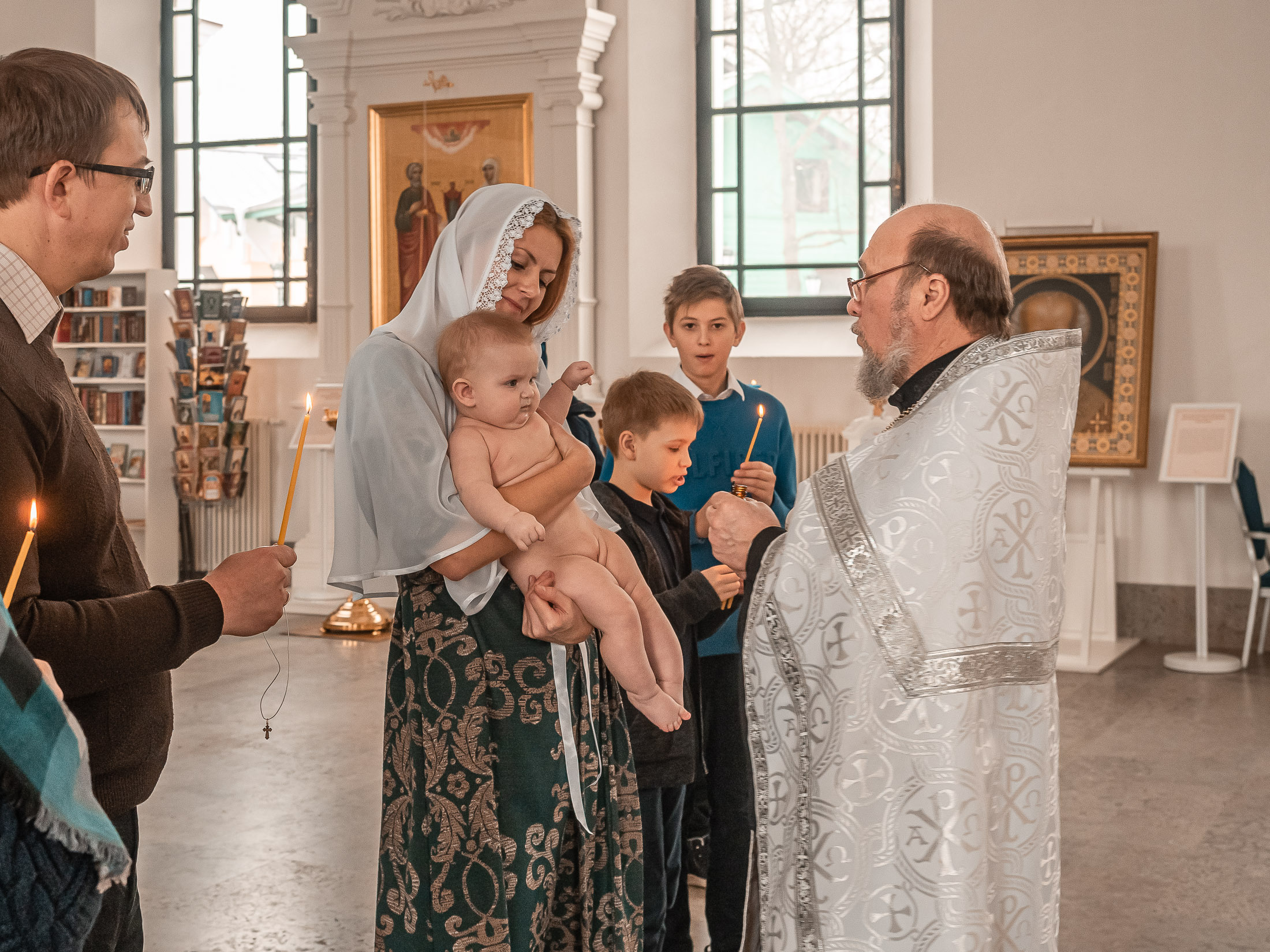 крещение в церкви, что подарить на крестины девочке от крестного, исповедоваться перед крещением, фотограф на крещение цена