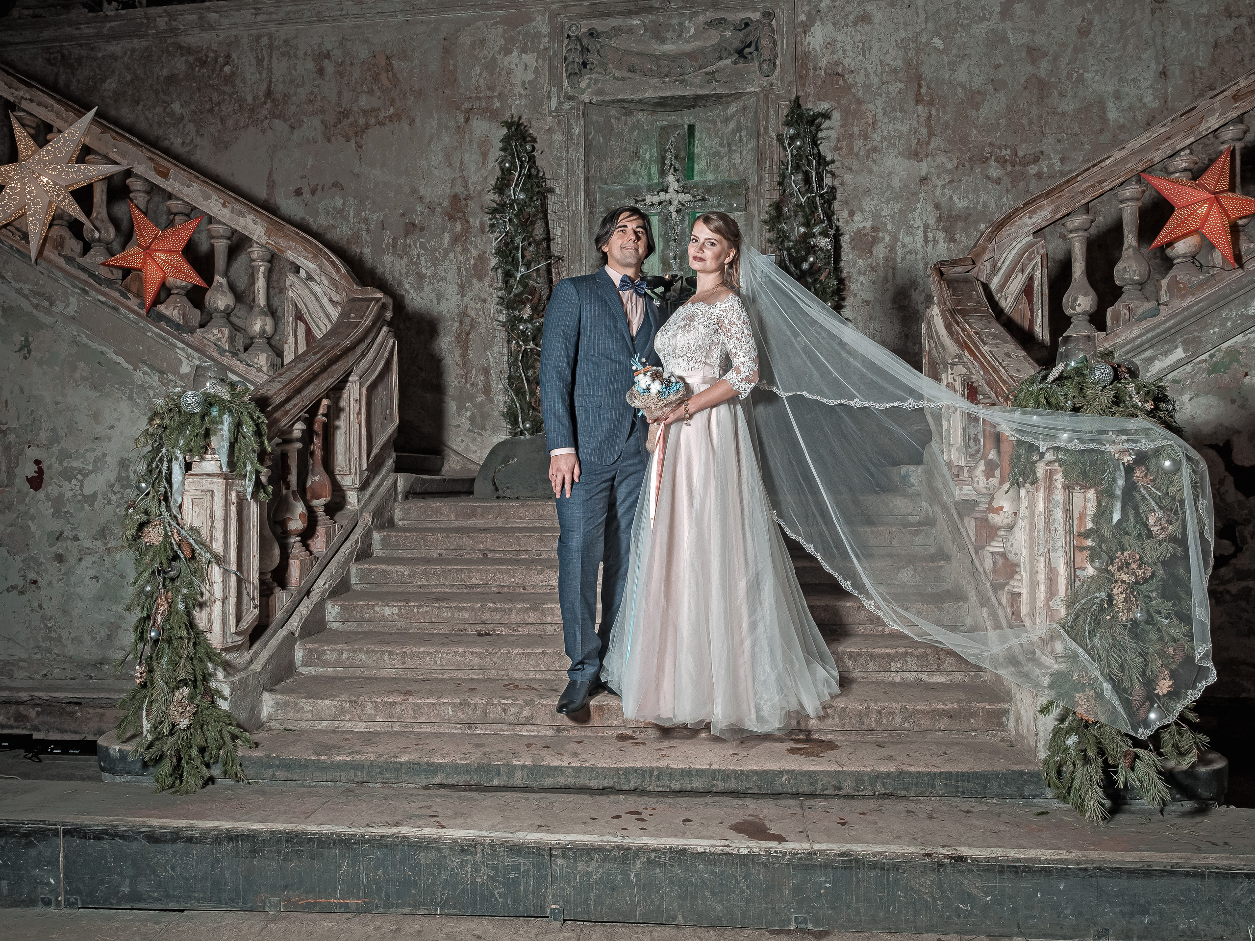 банкетный зал свадьба, свадебные фотосессии летом, красивые позы для свадебной фотосессии