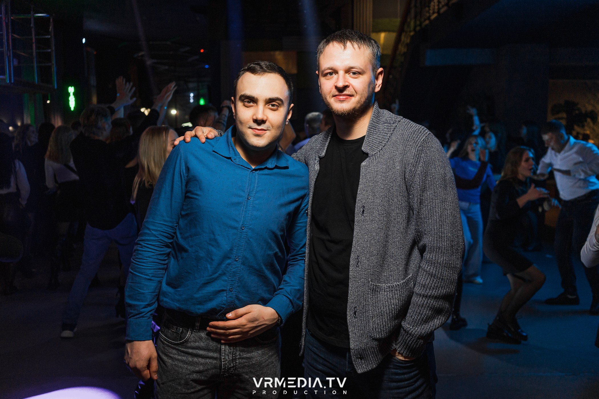 Бумажный дом в баре «Друзья»