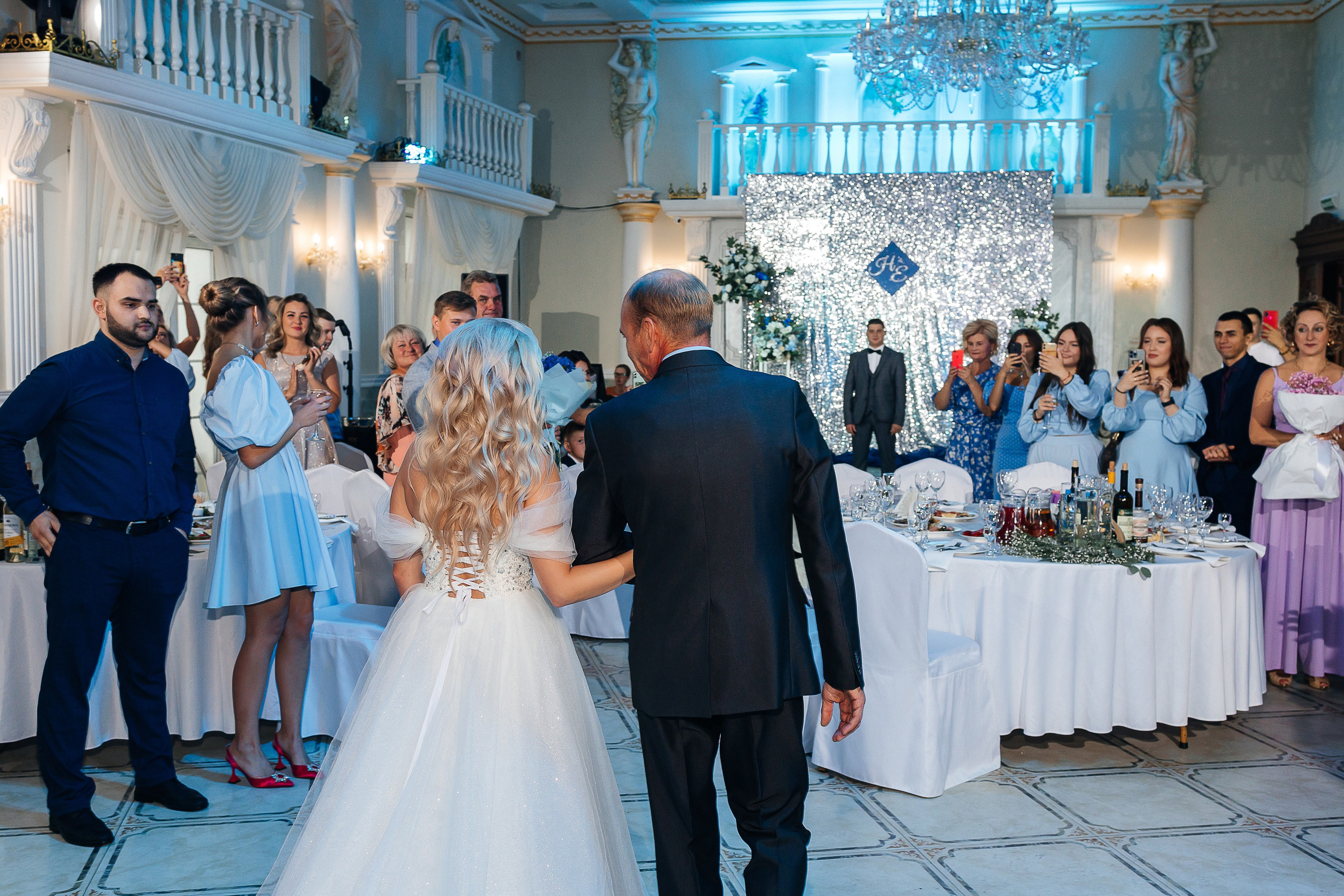 Стильная фотосессия пары в интерьерах ресторана. Олег Сверчков | Свадебный фотограф Вологда