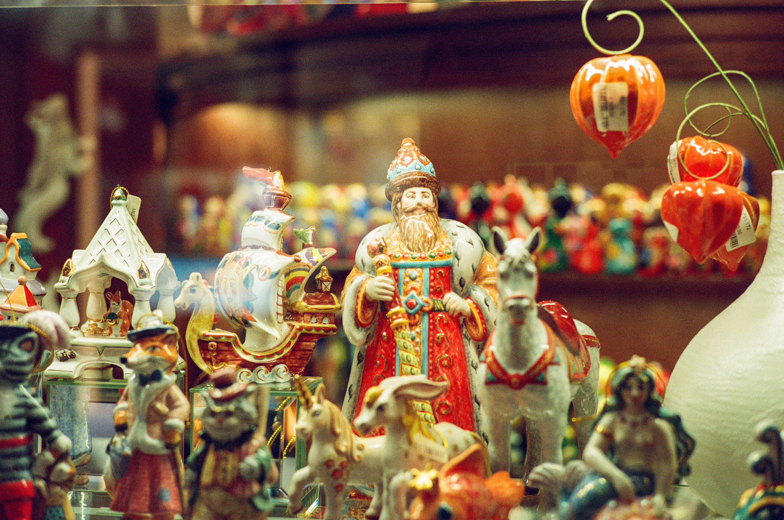 Витрина с игрушками в ГУМе