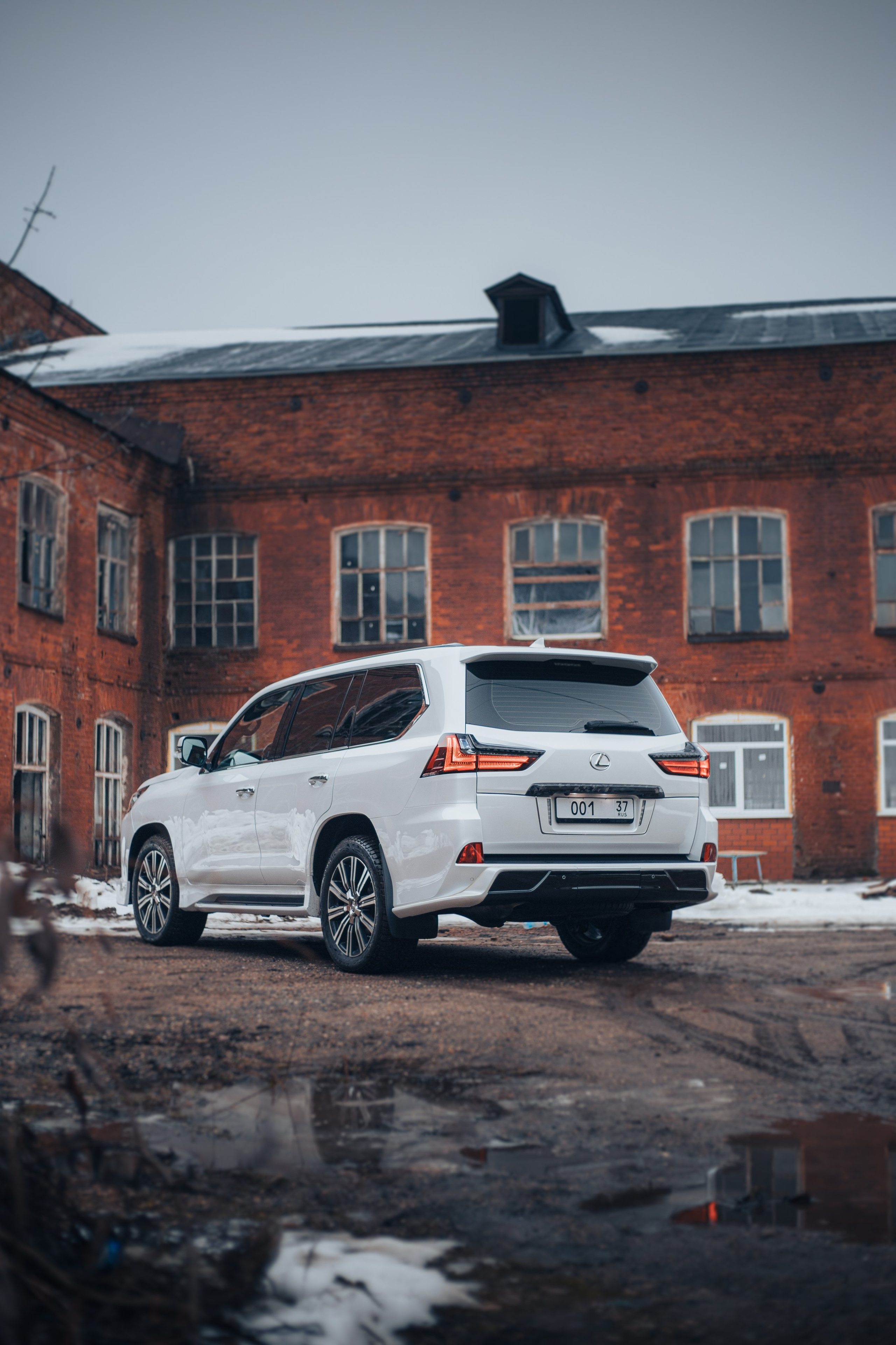 Задняя часть Lexus LX 570 с характерной оптикой и массивным бампером вертикальное фото