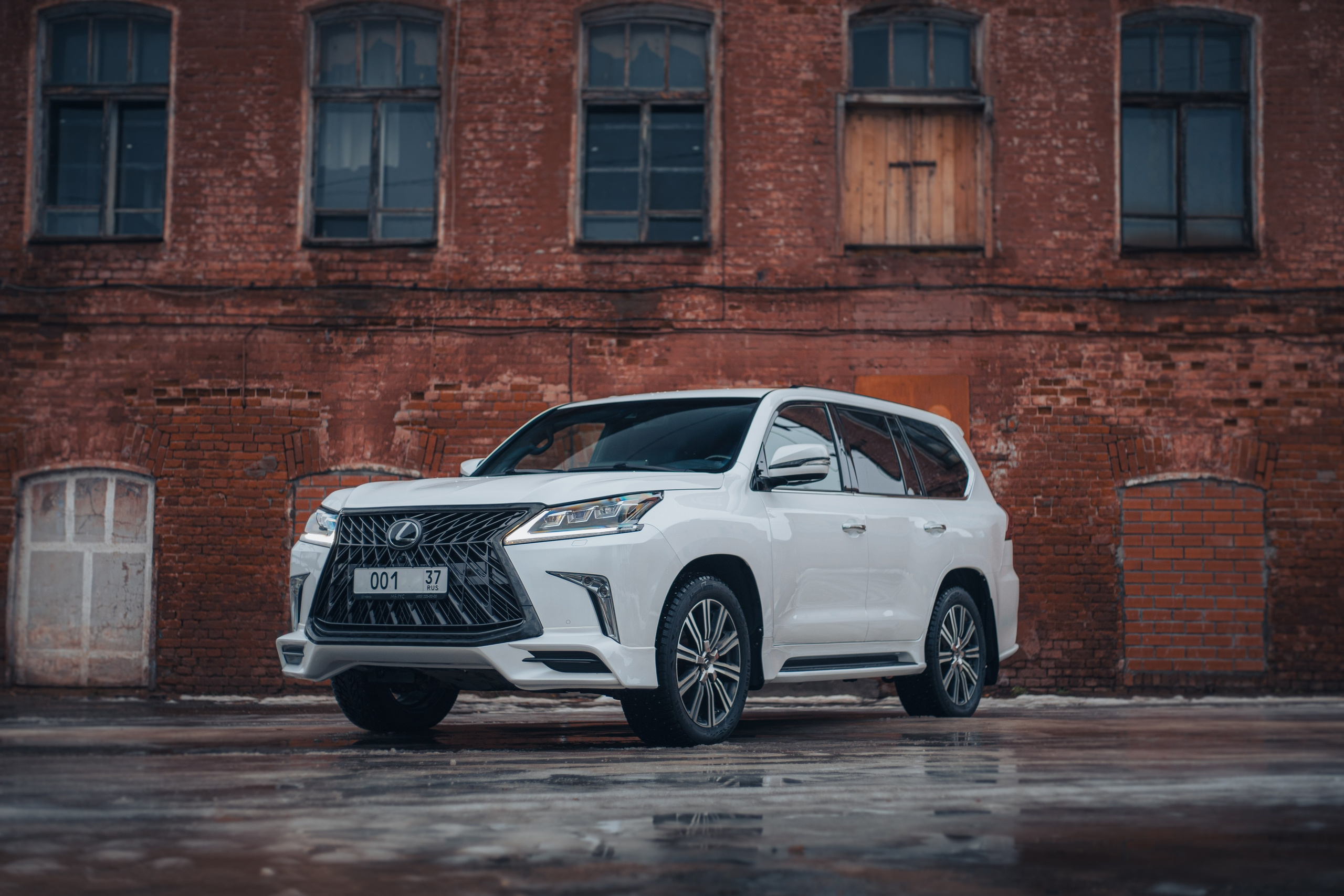 Lexus LX 570 в дневной съемке с акцентом на фары и линии кузова