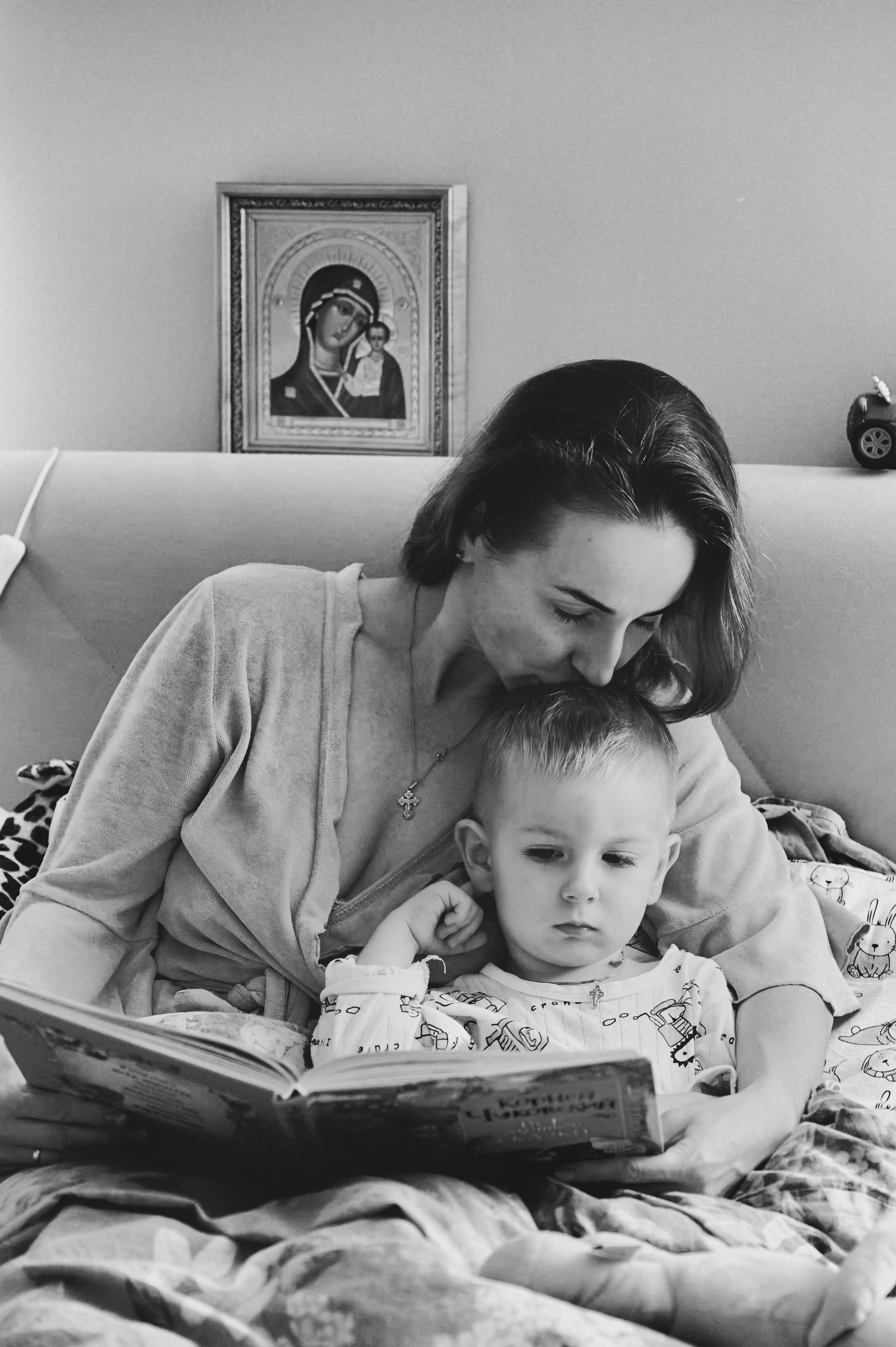 Мама и малыш читают сказку на ночь