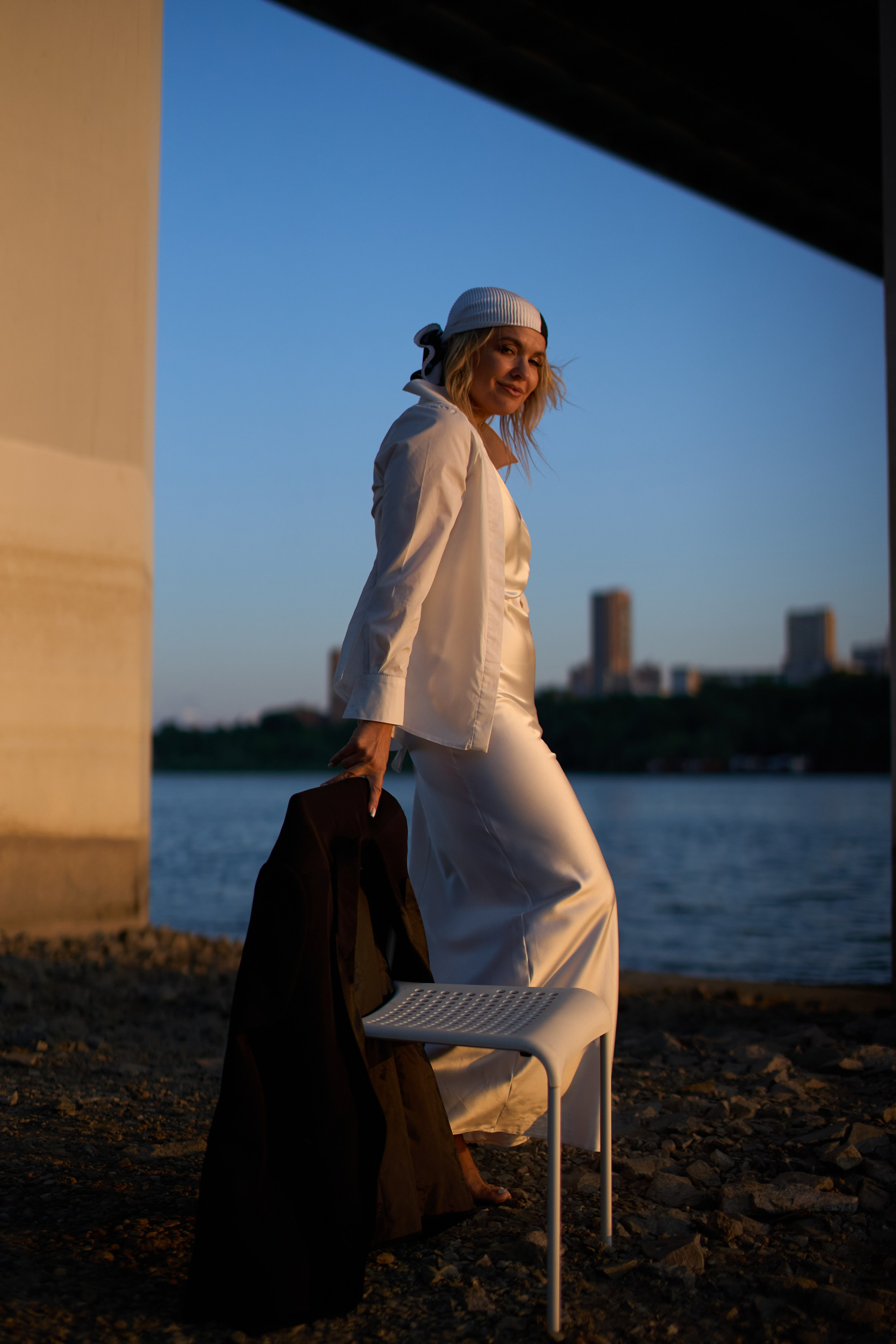 Фотосессия на закате под бугринским мостом. Репортажный и женский фотограф в Новосибирске