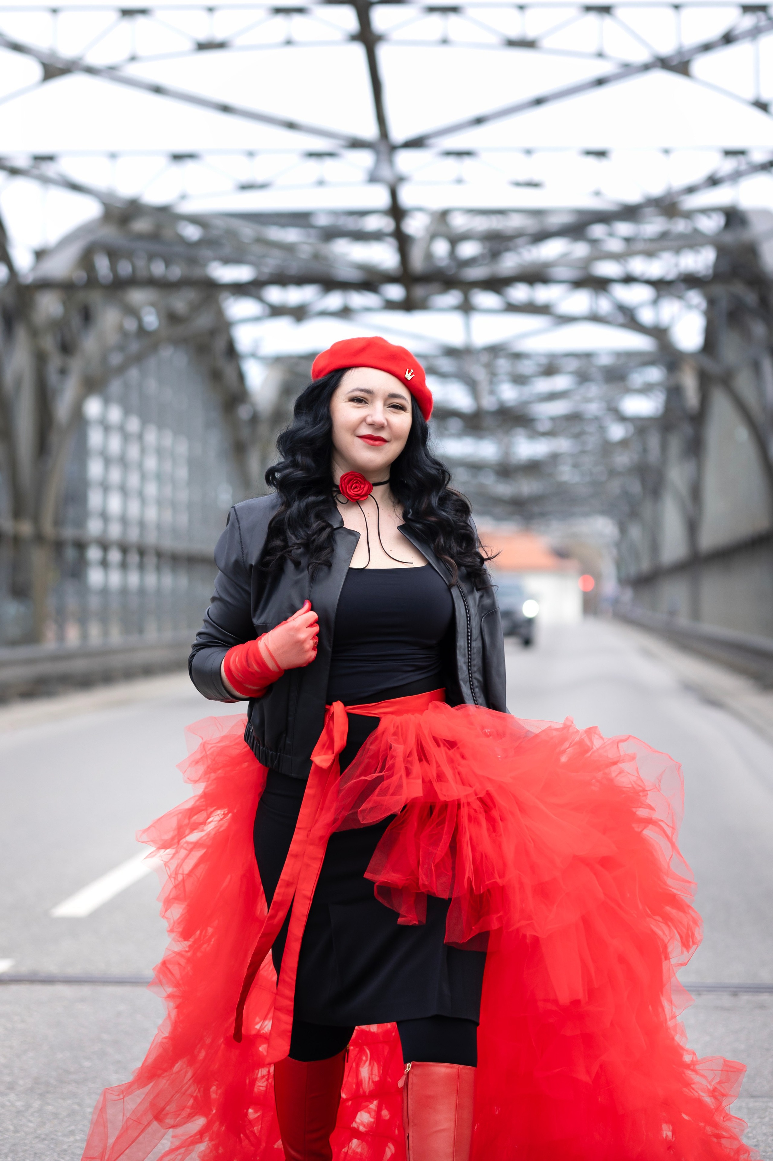 Balloons and red skirt. Photographer in Munich