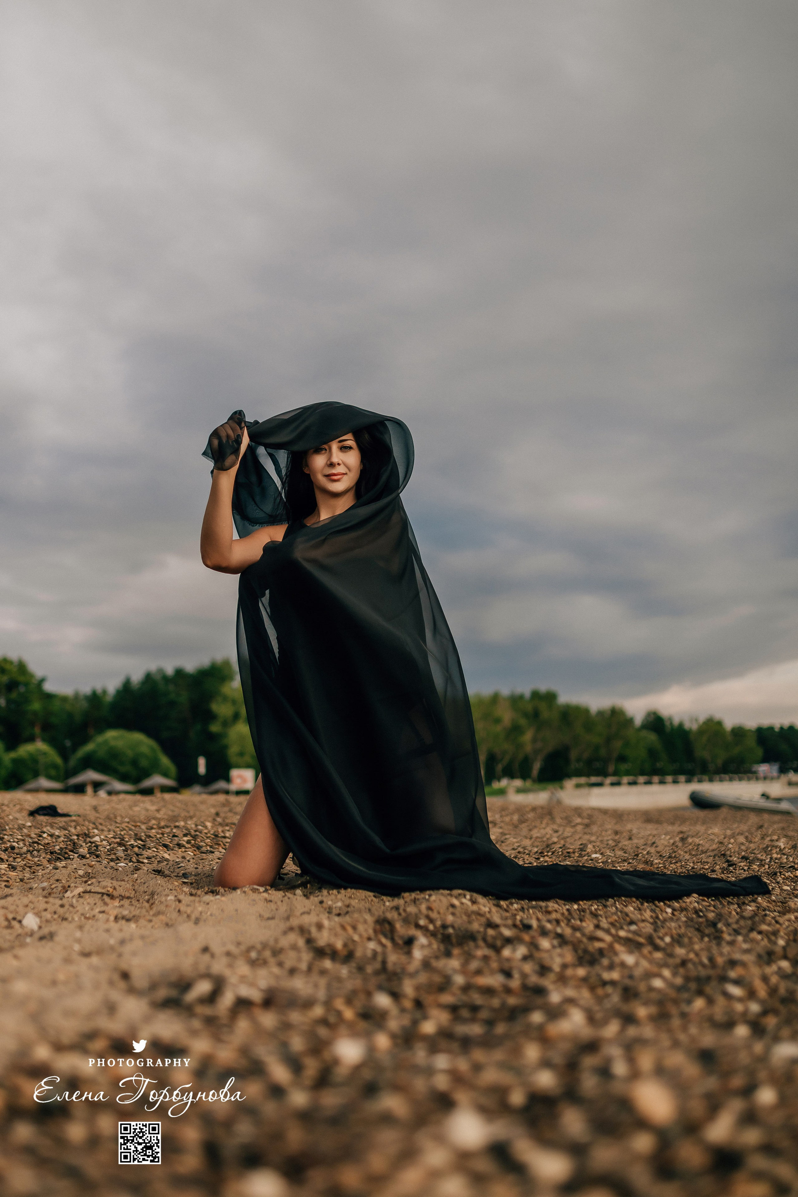 Черная серия с тканью. Набережная. Александра и Таисия. Июль 2025 г. Фотограф Пермь. Свадьбы. Семья и дети, школа, д. сад. Фотокниги