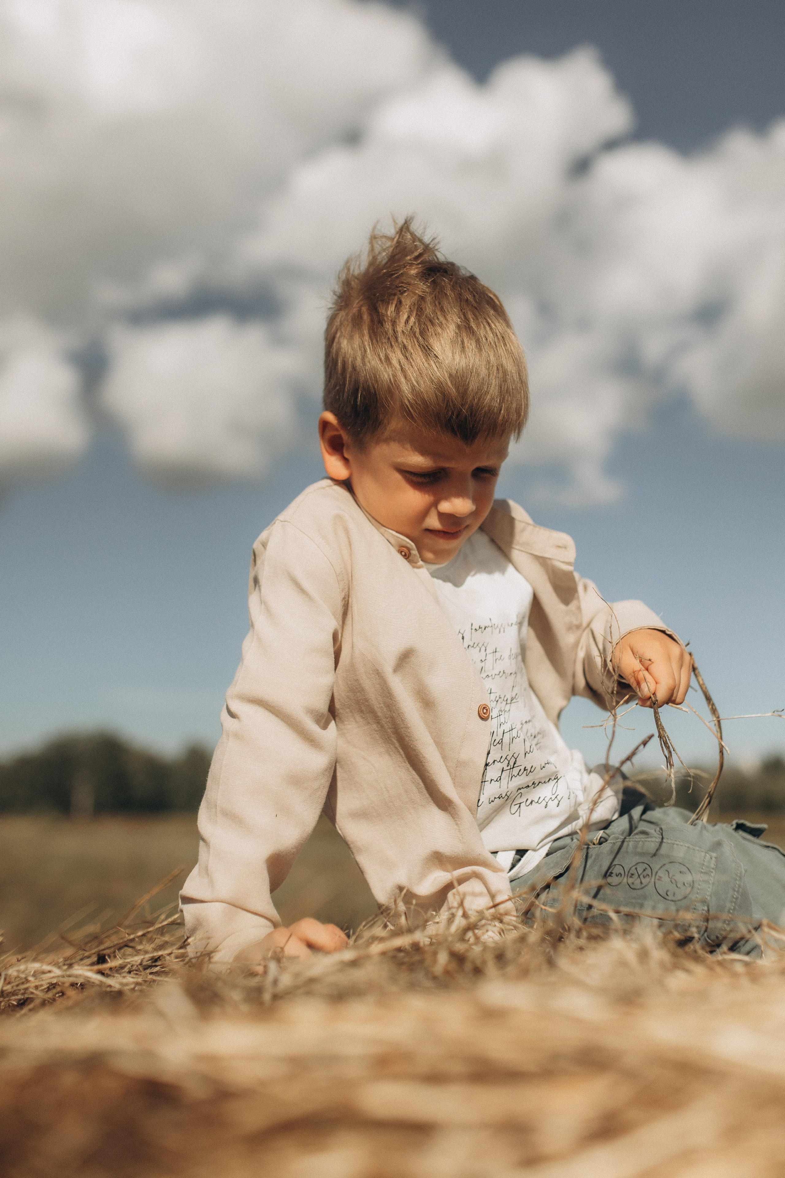 Вика и Миша на сене. Семейный фотограф lifestyle в Новосибирске Елена Шпилевая