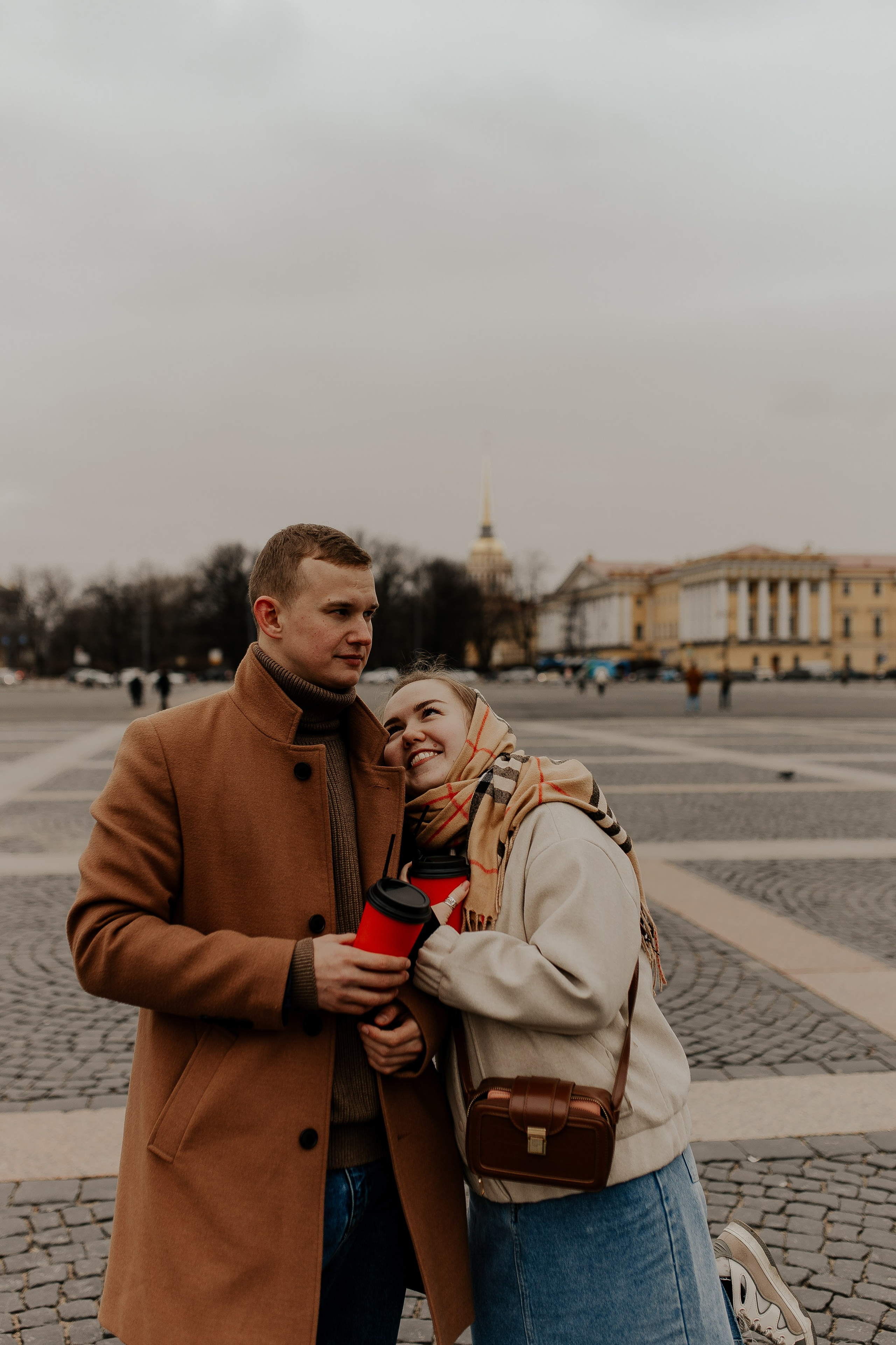 Пара гуляет по Петербургу. Фотограф в Санкт-Петербурге Лиза Семченкова