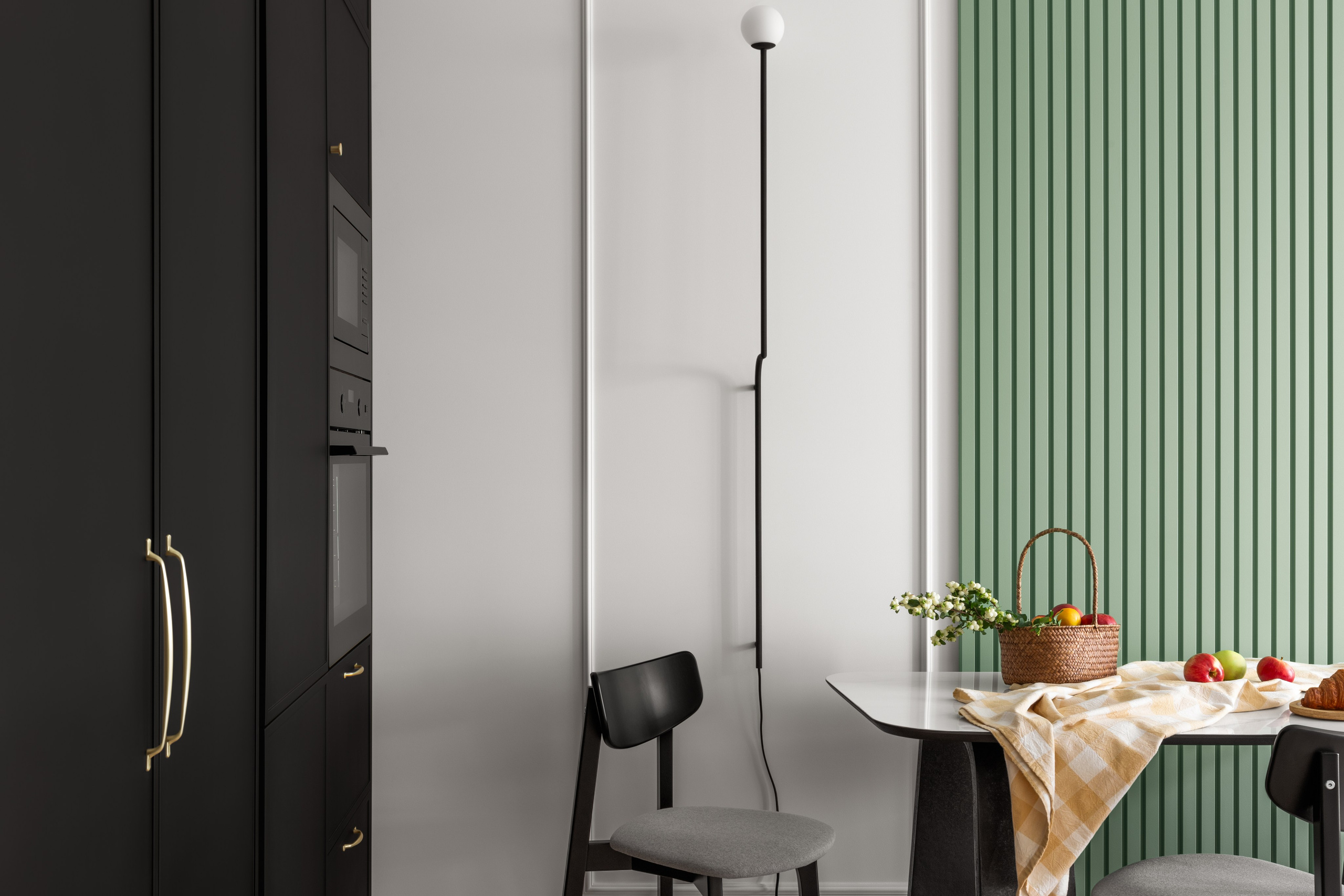 Интерьерная фотография компактной квартиры для молодой девушки, совмещённая гостиная и кухня в современном интерьере.