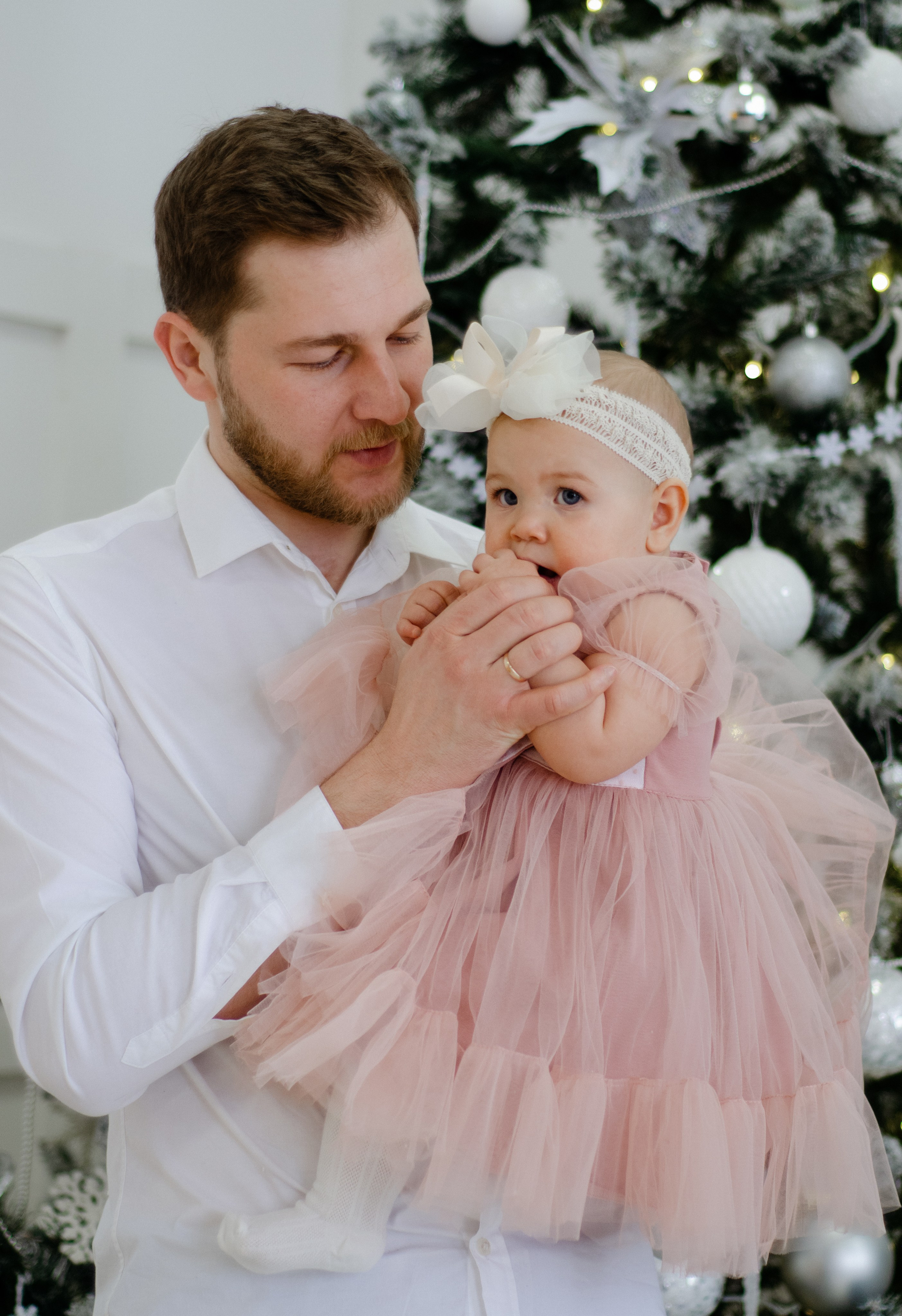 Отец с дочкой в фотостудии