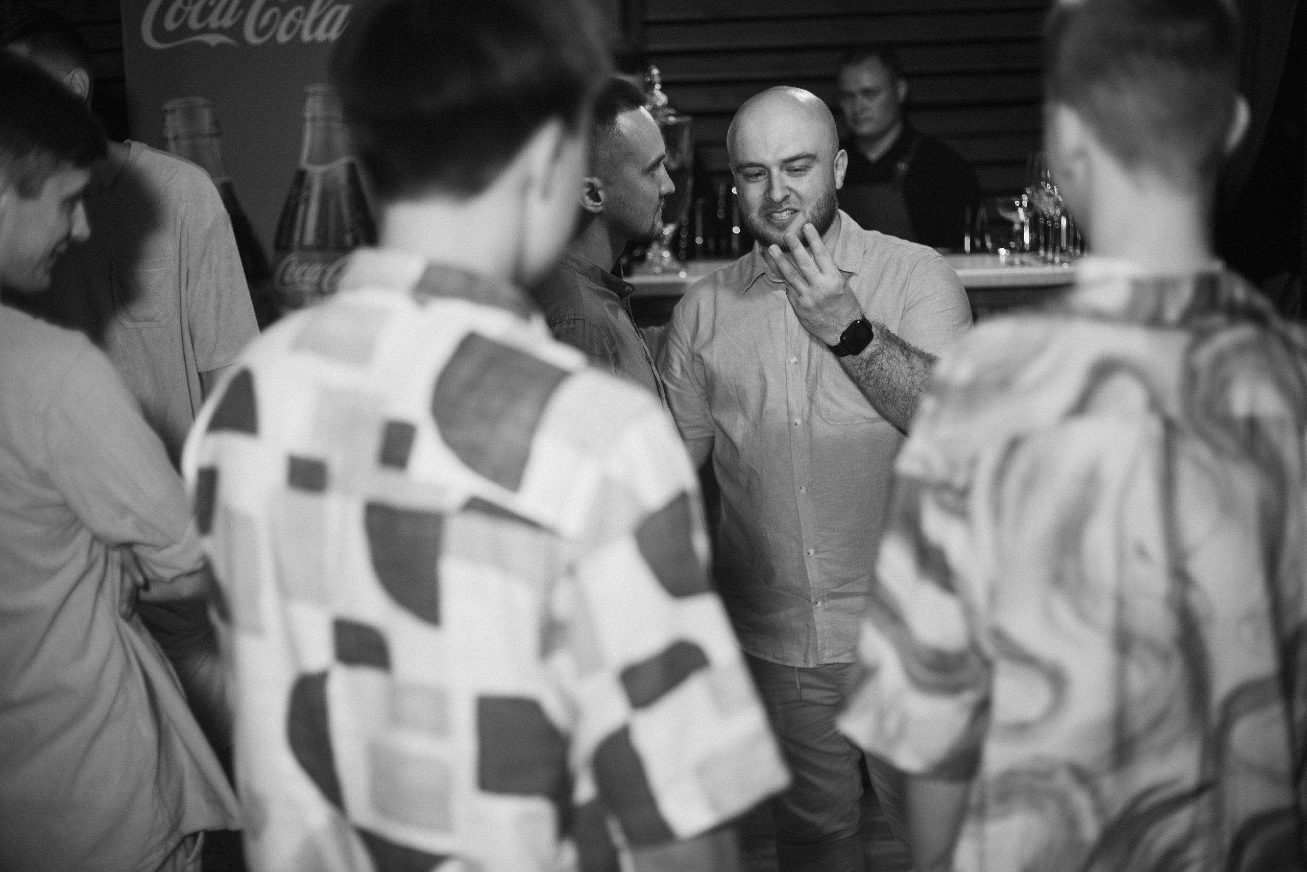 Фотосессия вечеринки у бассейна с видом на горы. Свадебный, репортажный и портретный фотограф Сочи, Краснодар. Александра Зайцева